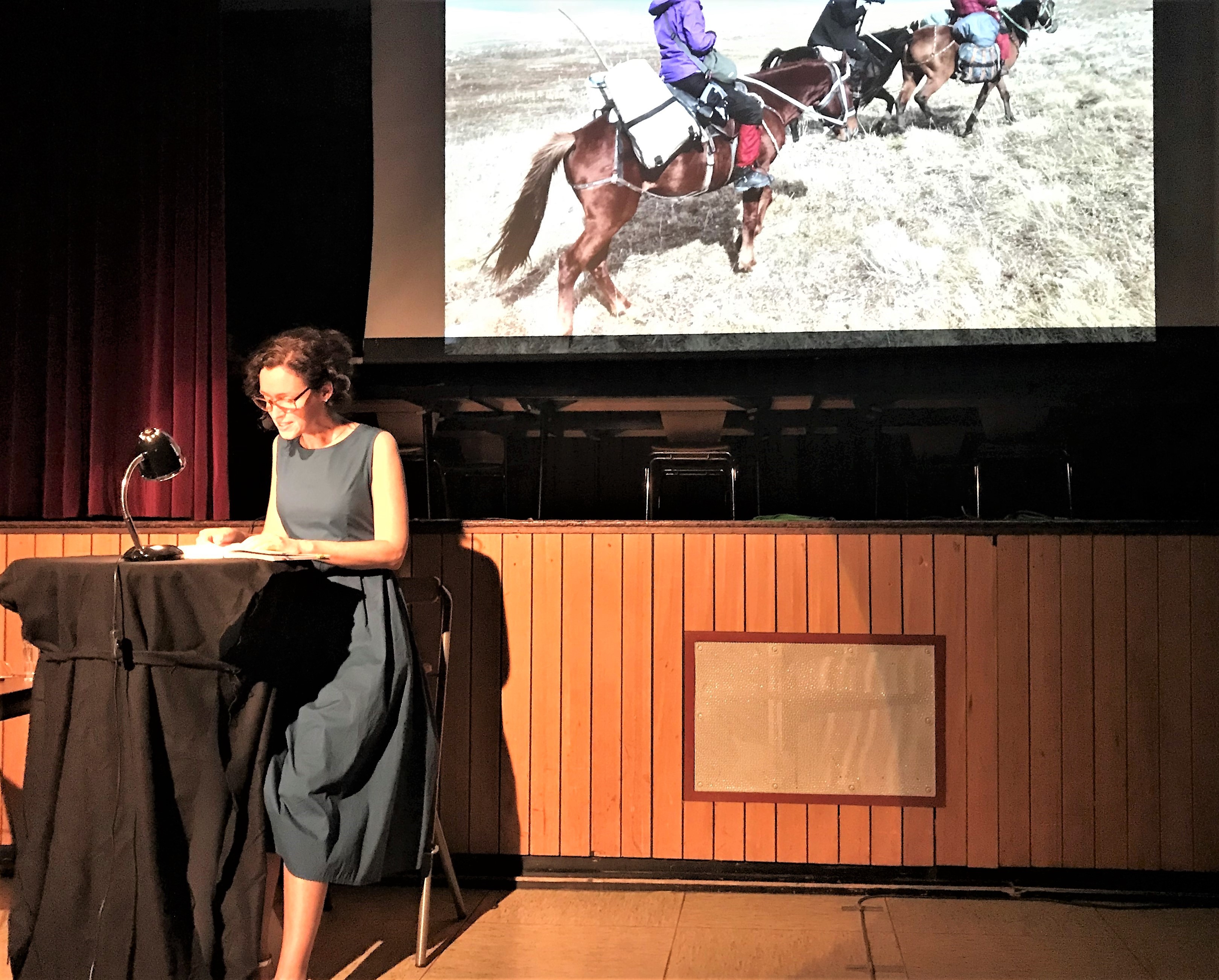 Julia Finkernagel liest aus ihrem Buch.