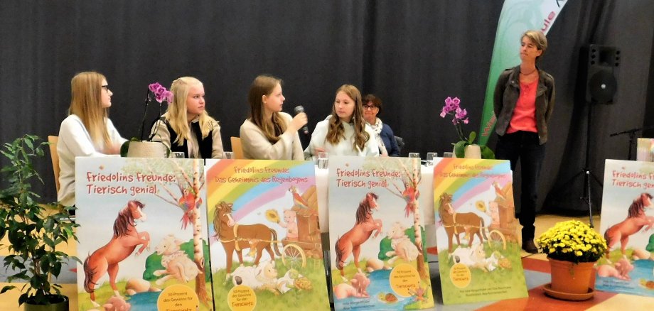 Schülerinnen befragen Autorin Julia Morgenthaler.