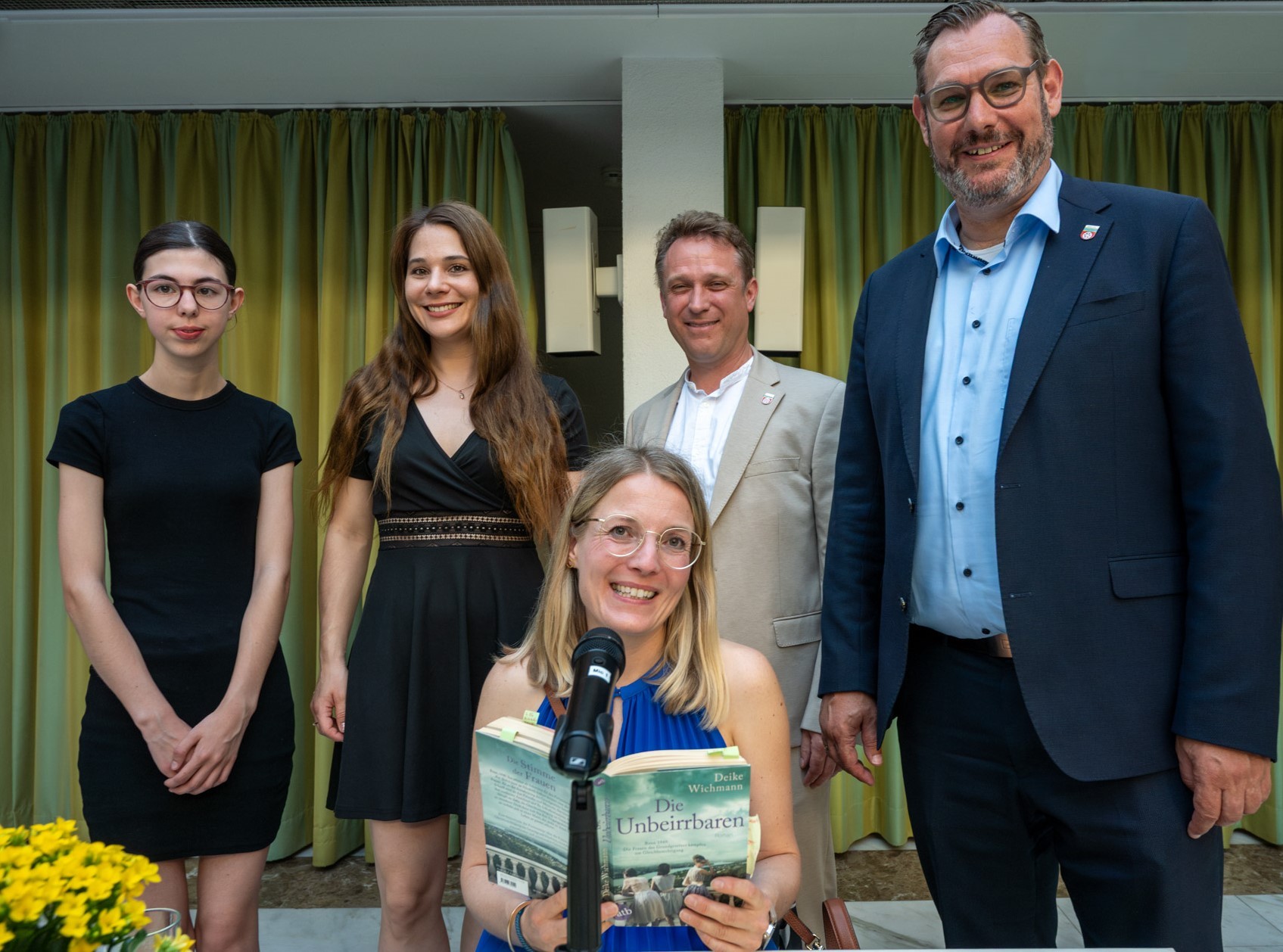 Autorin mit Buch, Bürgermeister und Musikinterpreten.