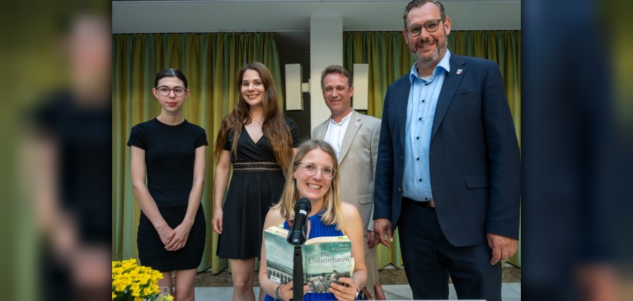 Autorin mit Buch, Bürgermeister und Musikinterpreten.