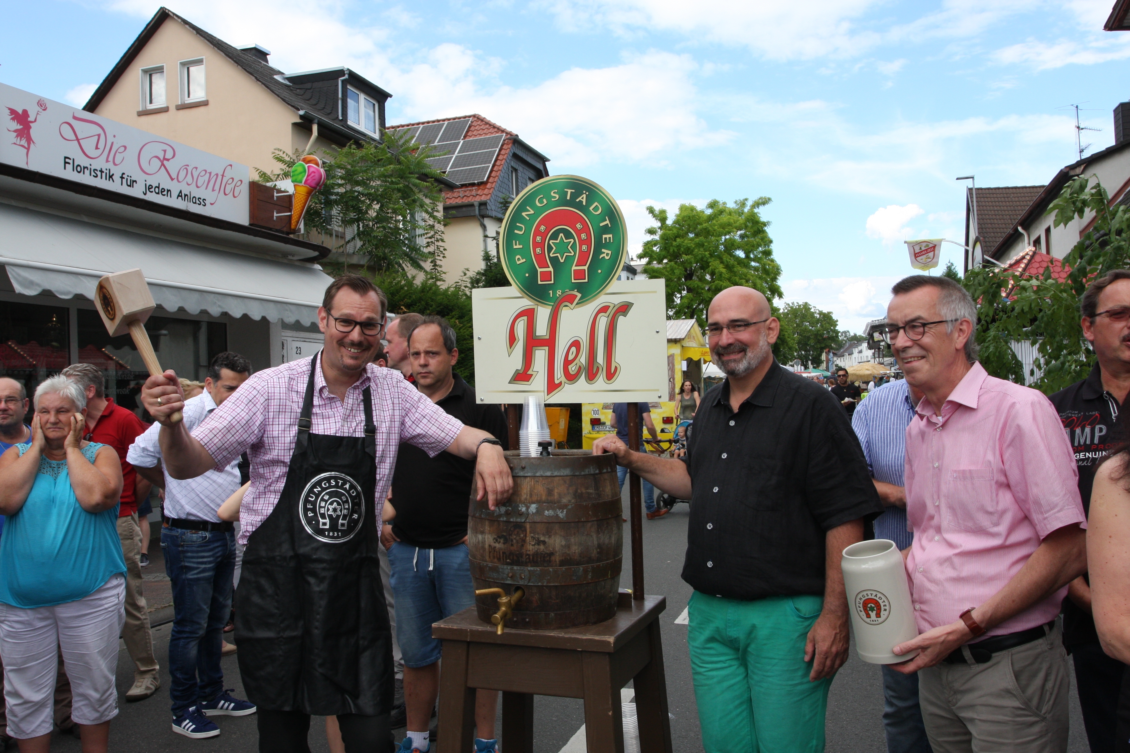 Bürgermeister Christian Seitz holt mit dem Hammer zum Faßanstich aus.