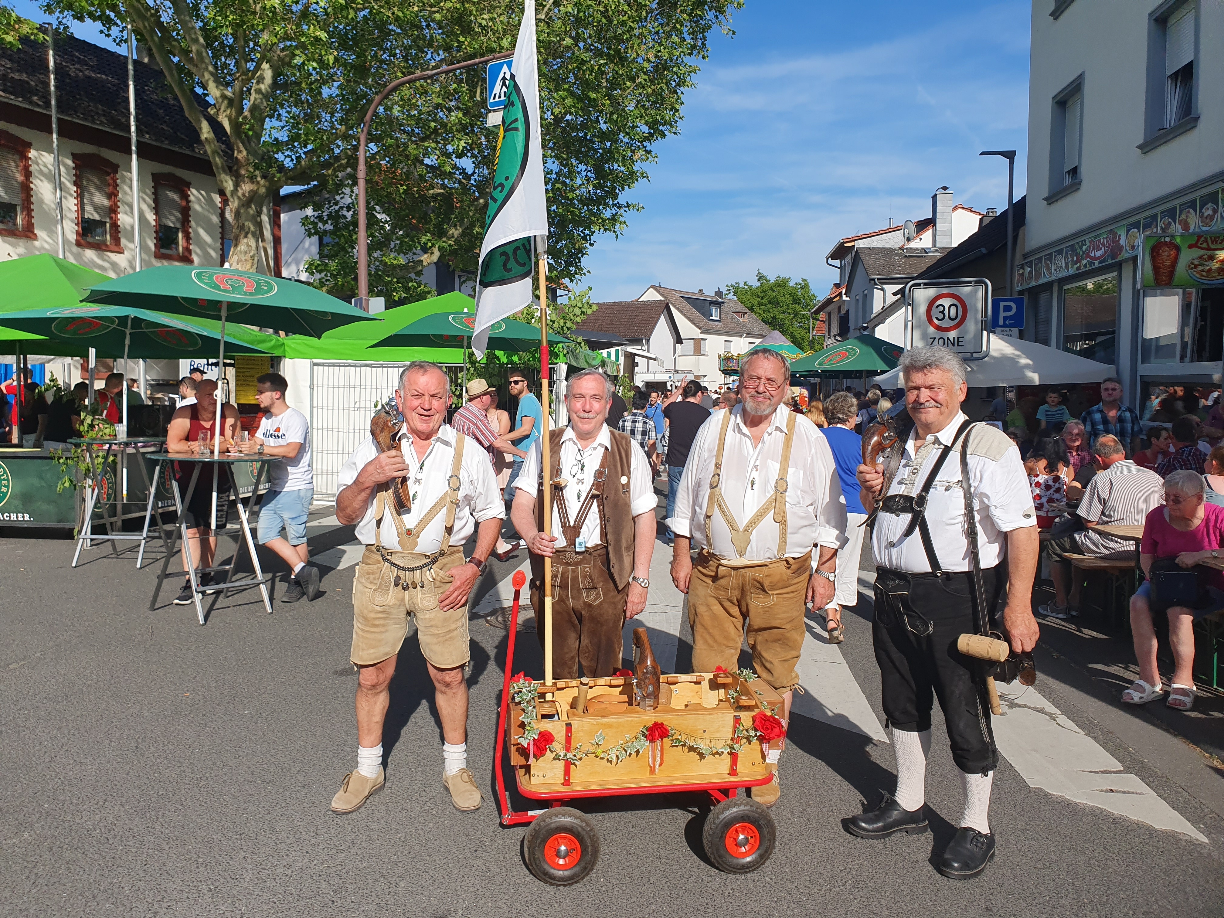 Die Böllerschützen mit Wägelchen und Fahne auf dem Lindenplatz.