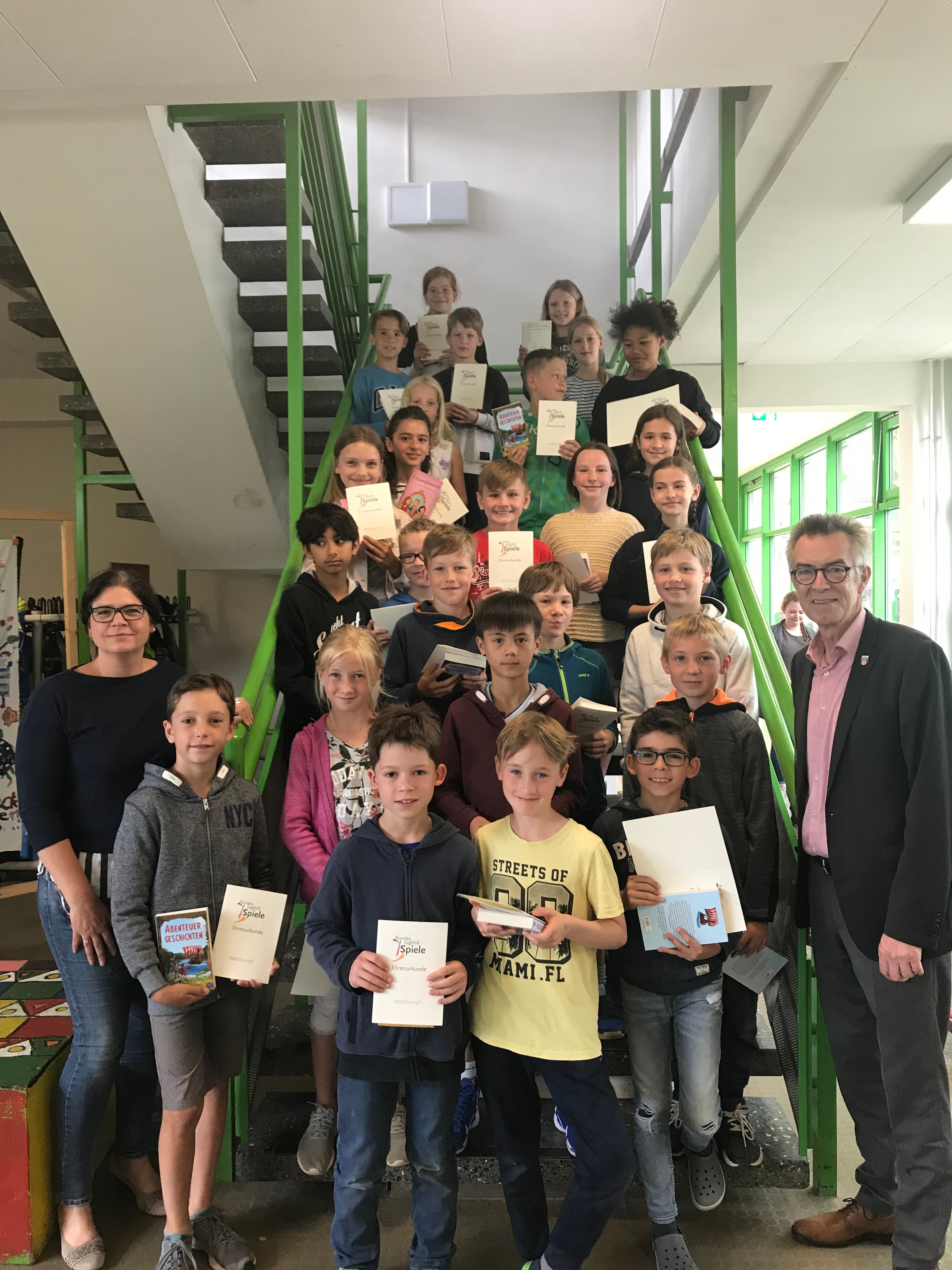 Die stolzen Gewinner einer Ehrenurkunde auf der Treppe in der Lindenschule.