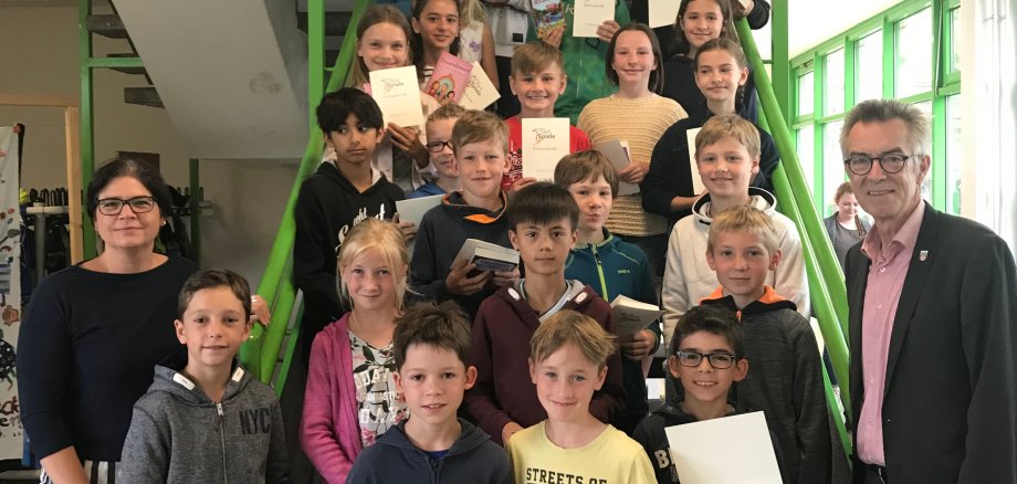 Die stolzen Gewinner einer Ehrenurkunde auf der Treppe in der Lindenschule.