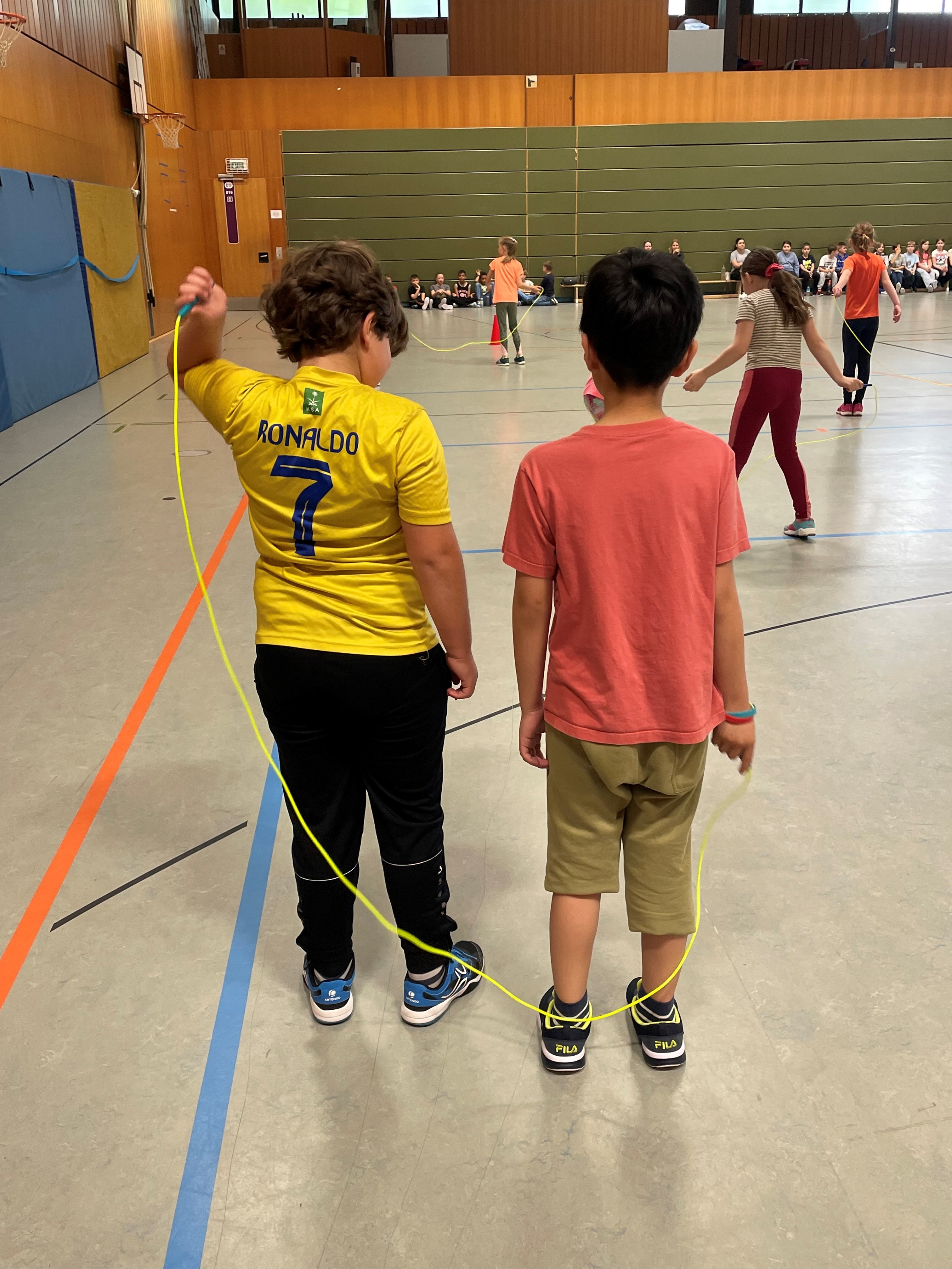 Zwei JUngs mit SEil.