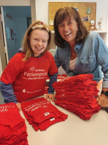 Livia im Bereich Jugendarbeit mit Ferienspiel-Shirts.