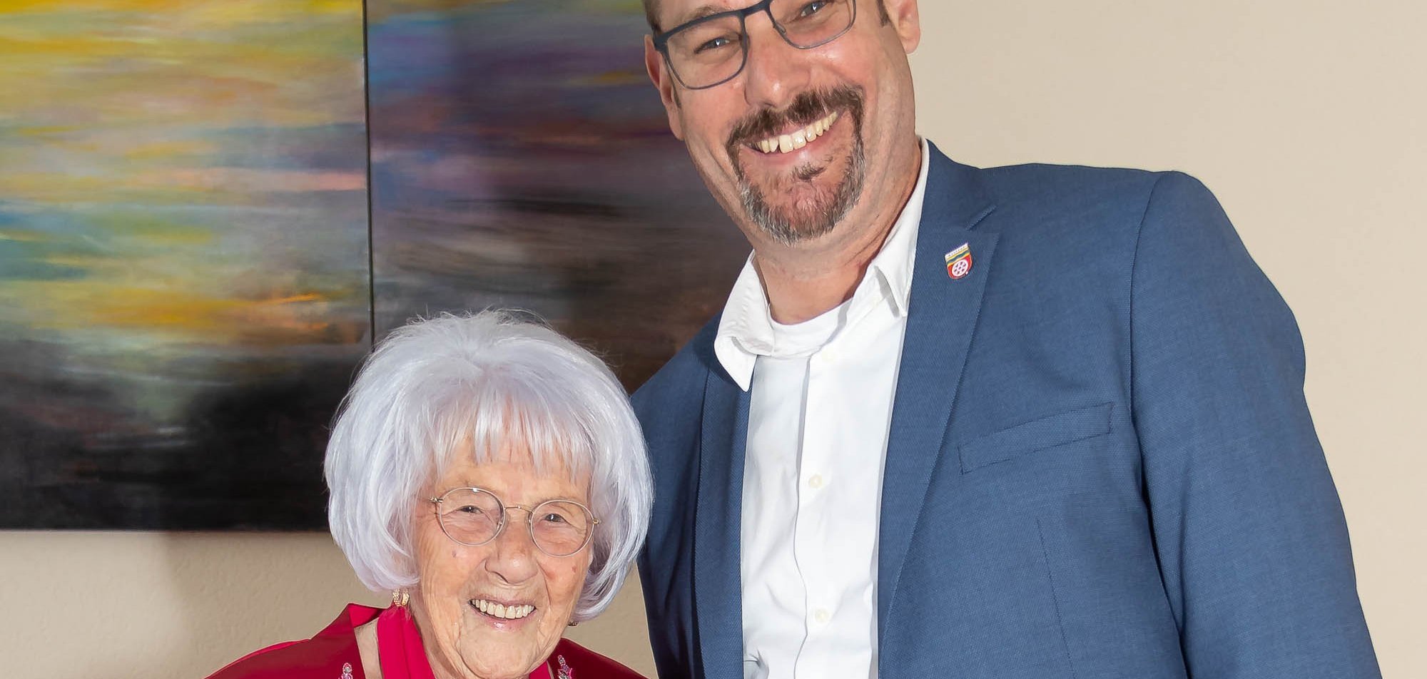 Loni Henrich mit Bürgermeister Seitz.