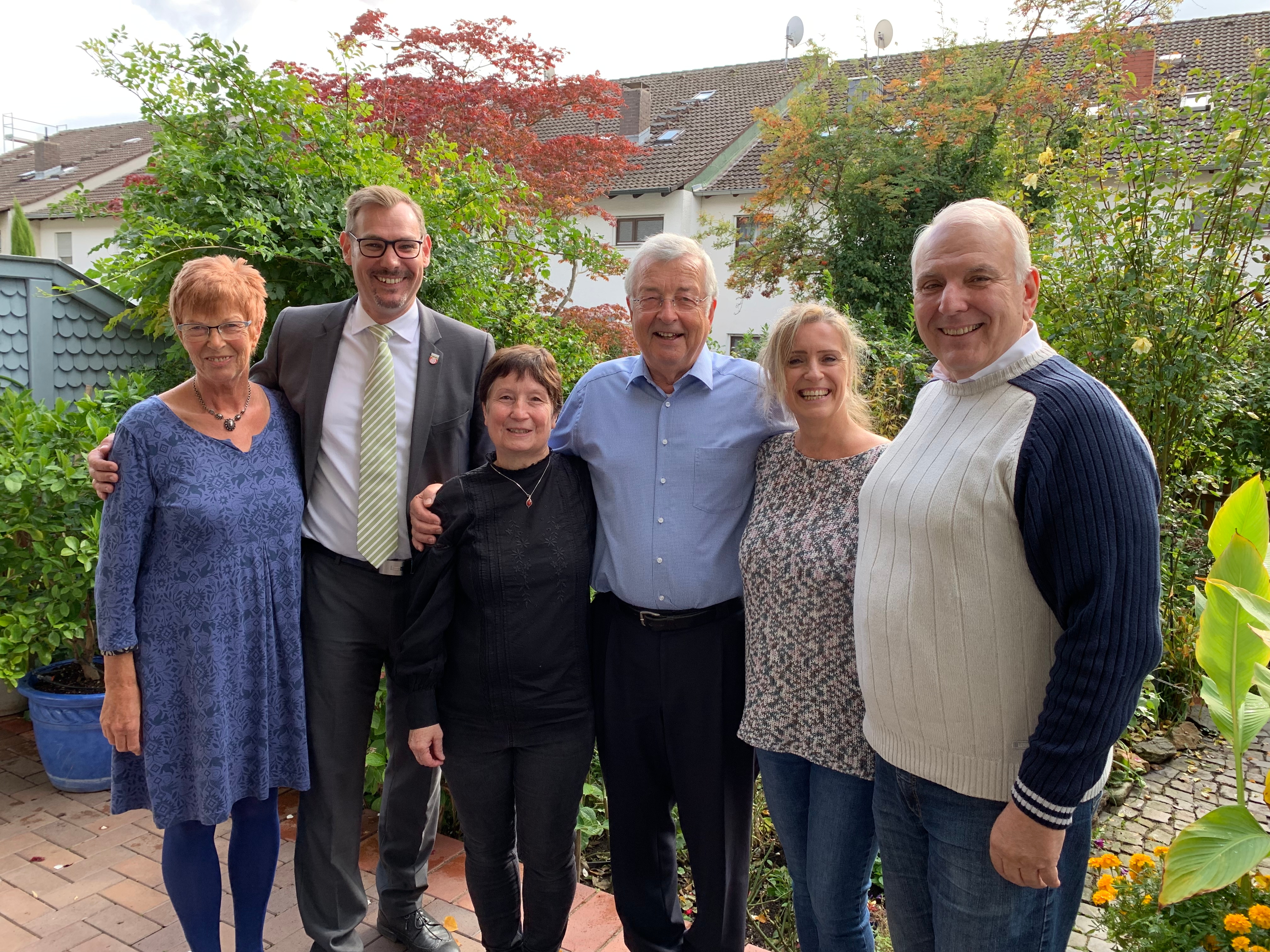 Gerhard mantel auf seiner Terasse im Kreise der Gratulanten.