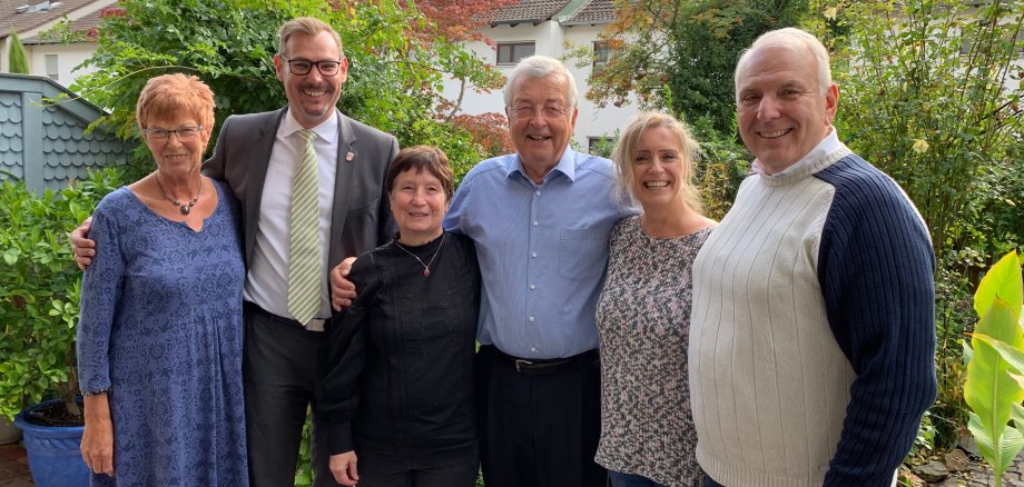 Gerhard mantel auf seiner Terasse im Kreise der Gratulanten.