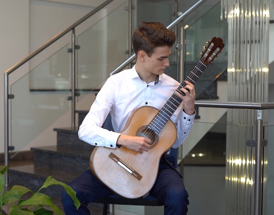 Manuel Burkert spielt Gitarre.