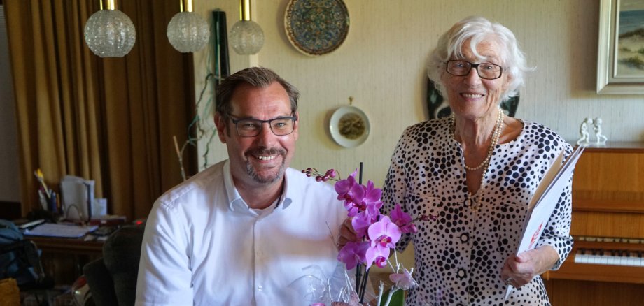 Marie Henkel mit dem Bürgermeister.