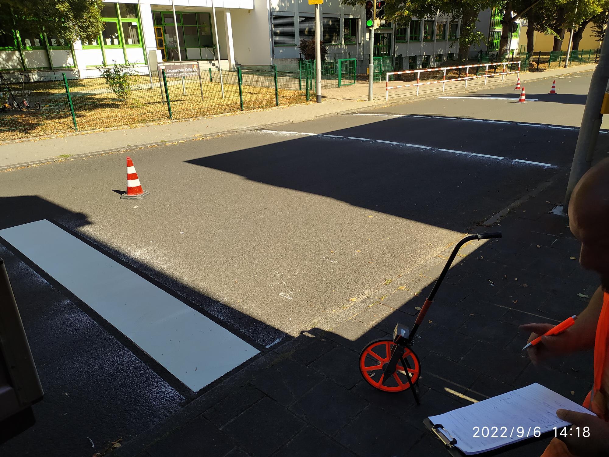 Die neuen Markierungen vor der Lindenschule.