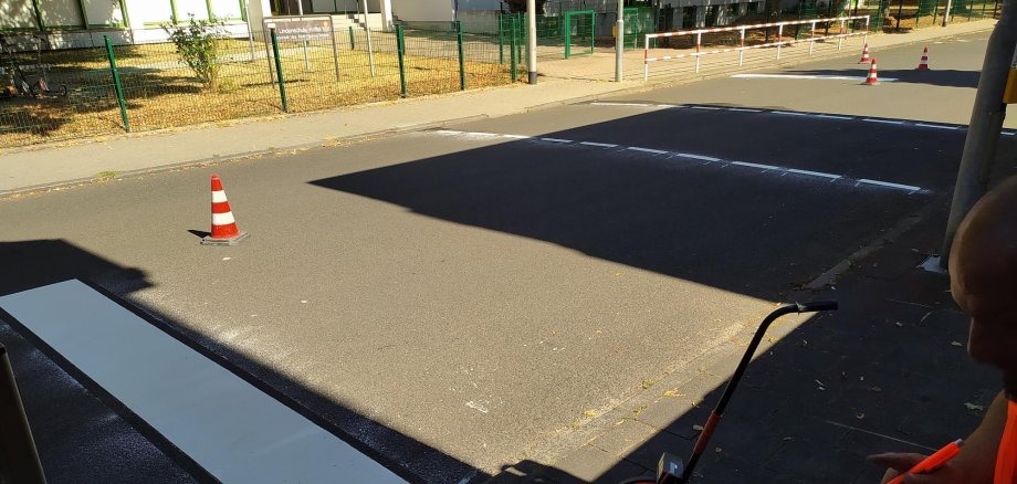 Die neuen Markierungen vor der Lindenschule.