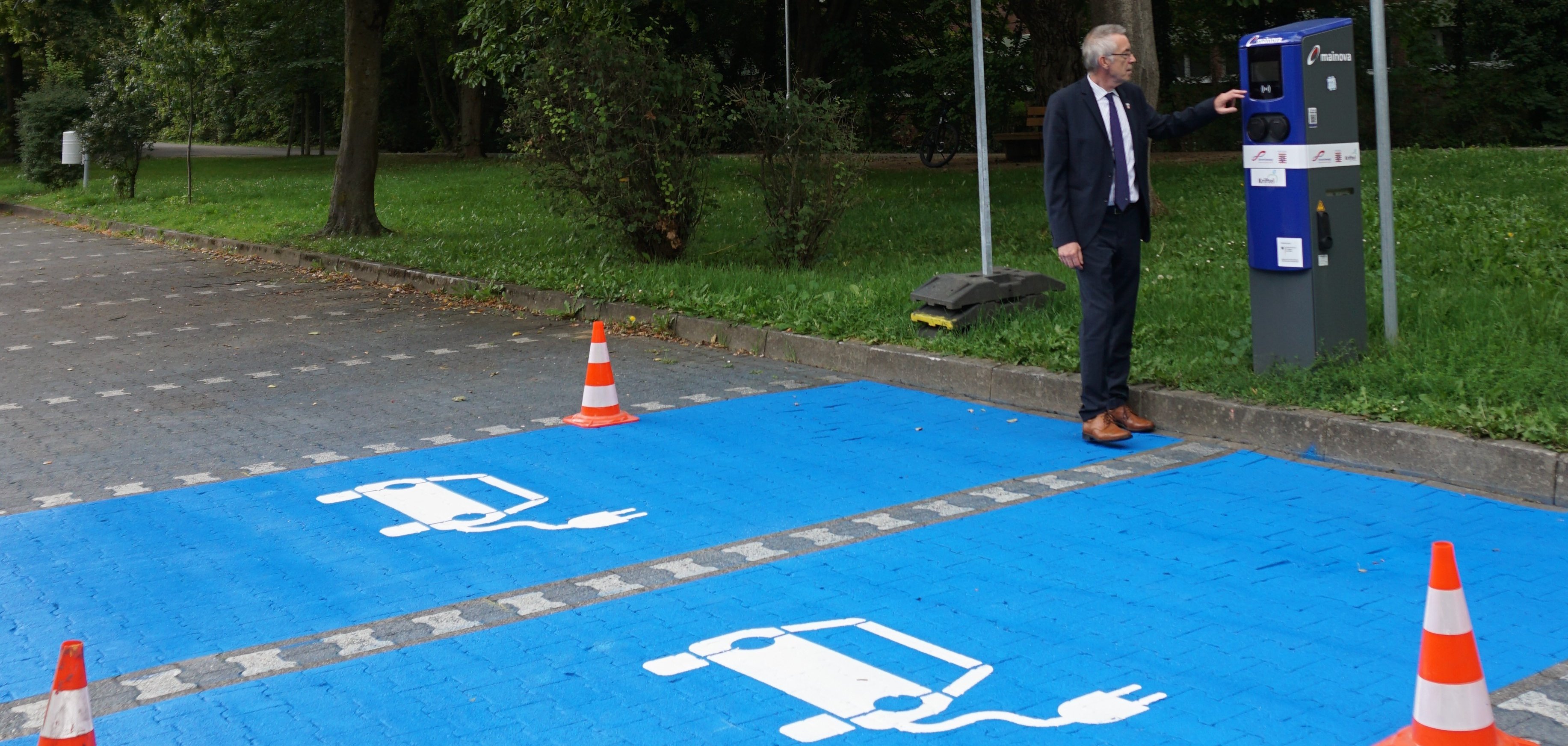 Leuchtend blaue Parkflächen.