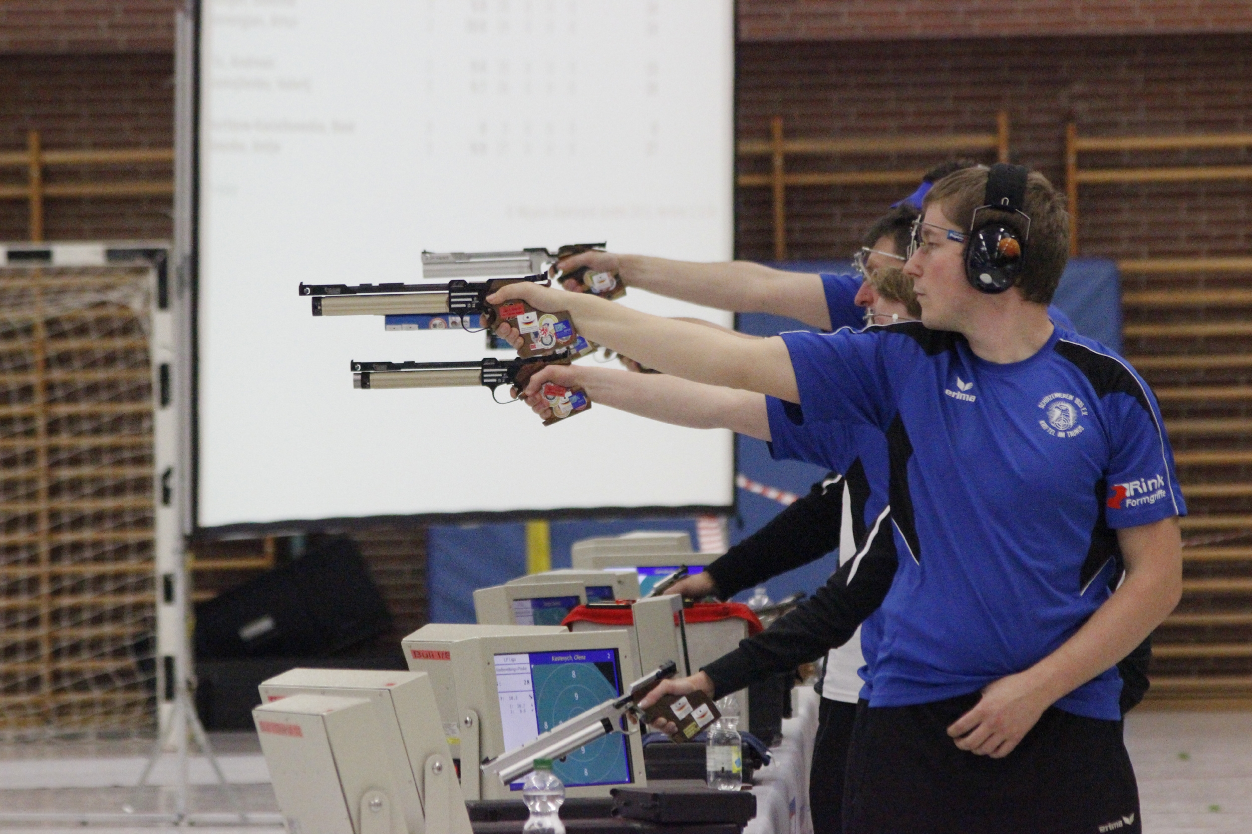 Schützen am Schießstand.