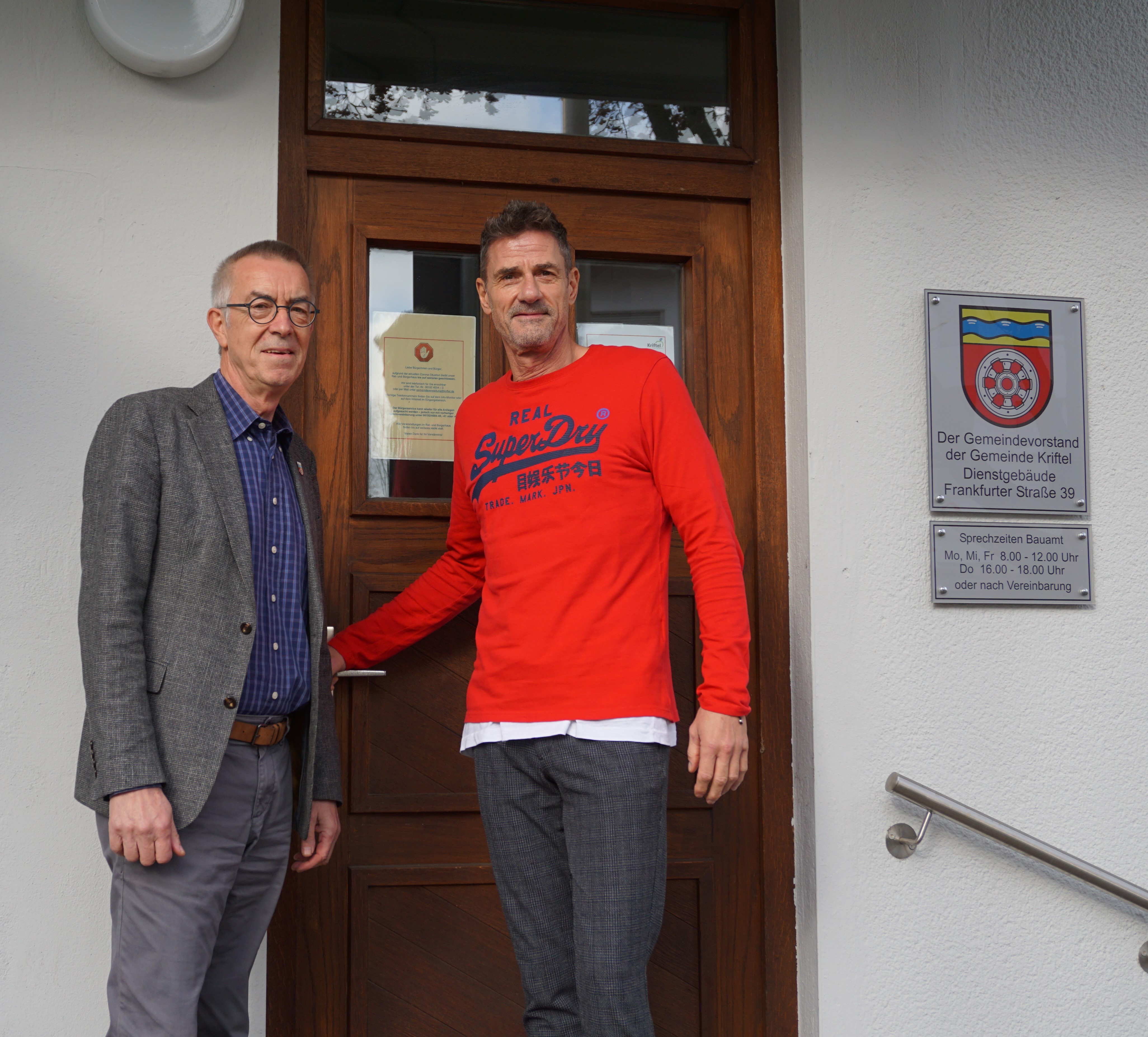 Michael Knittel und Franz Jirasek vor dem Eingang zum Bauamt.