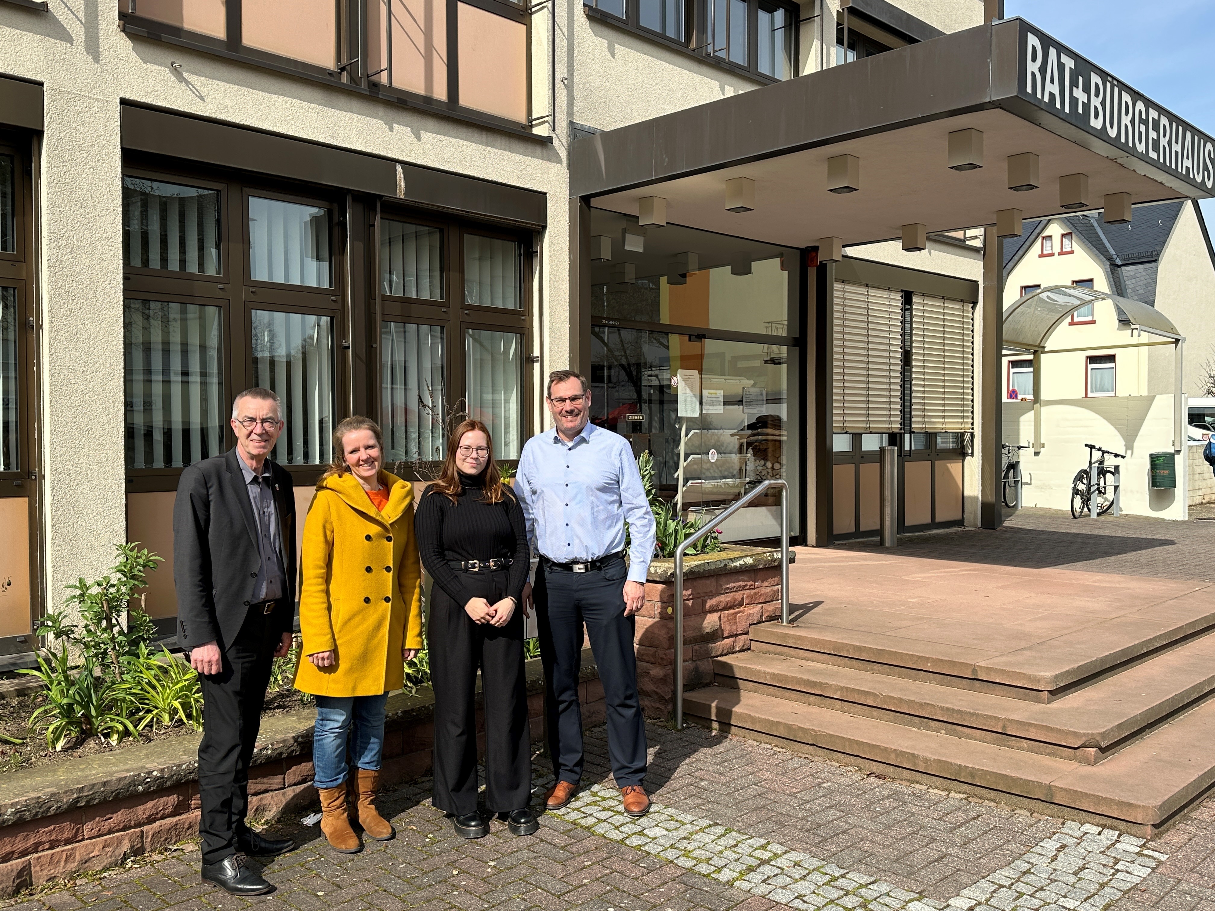 Michelle Müller mit Bürgermeister vor dem Rathaus.