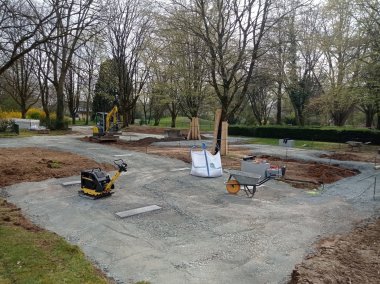 Die alten Bahnen sind weg, der Untergrund wird neu geschottert.