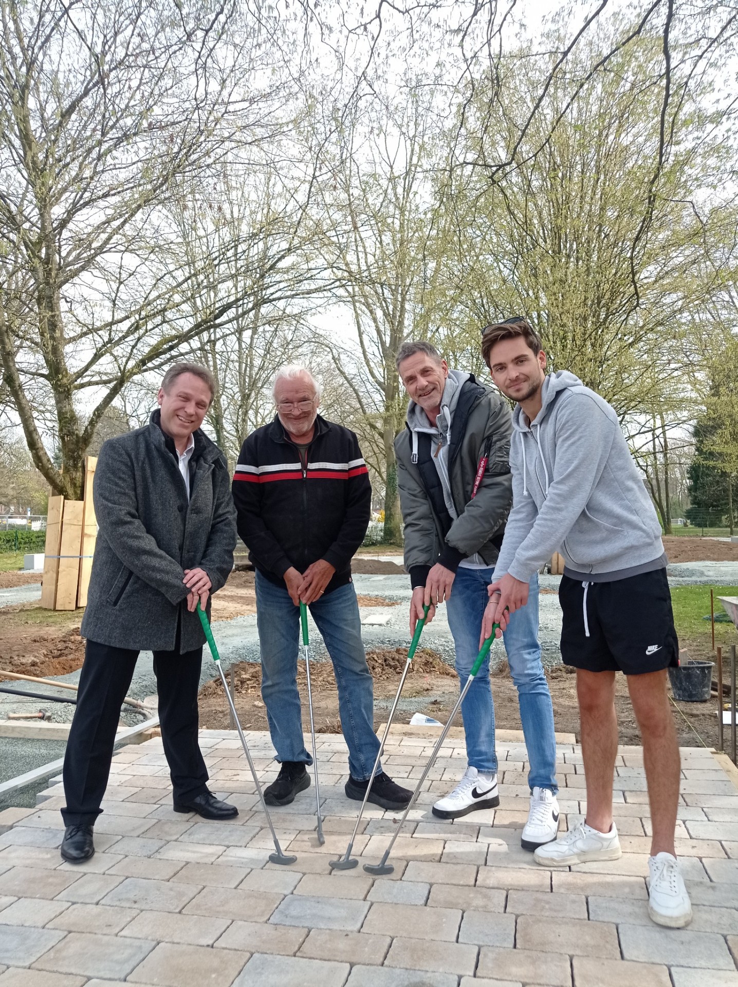 Mohr, Knittel und die Kiosk-Pächter mit Minigolfschlägern.