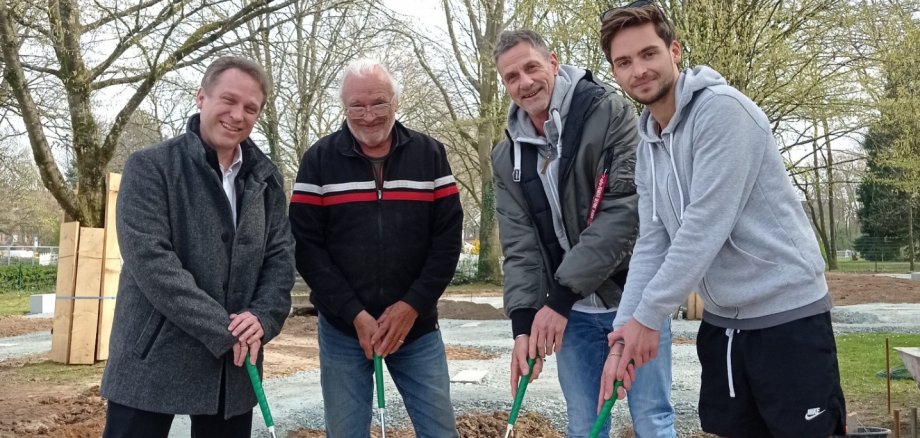 Mohr, Knittel und die Kiosk-Pächter mit Minigolfschlägern.