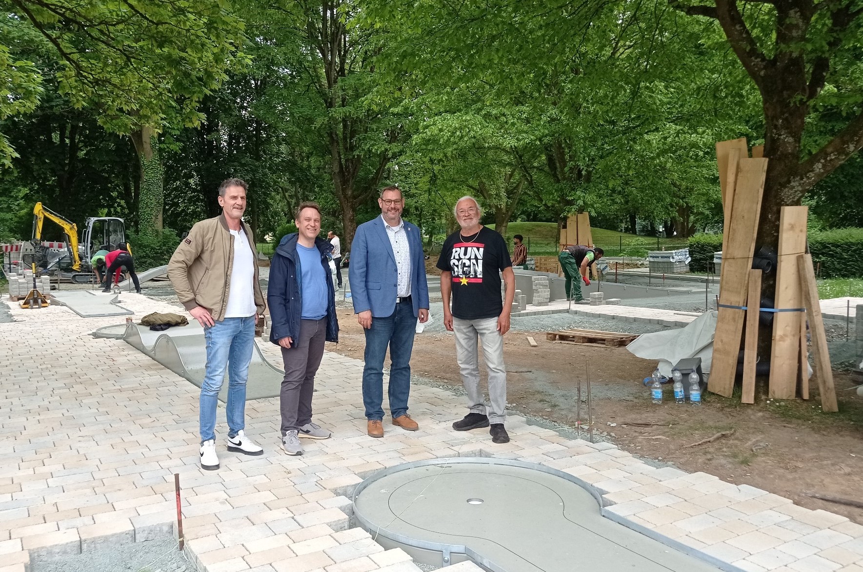 Bautätigkeit auf dem Minigolfplatz.