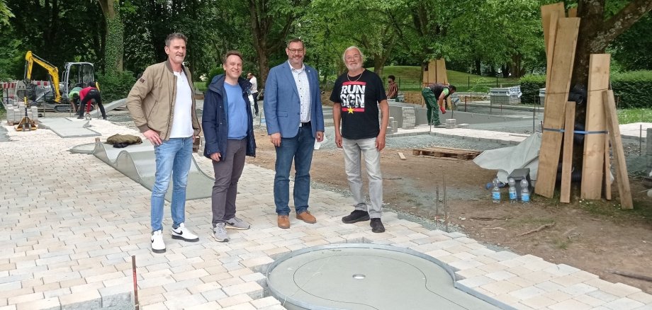 Bautätigkeit auf dem Minigolfplatz.