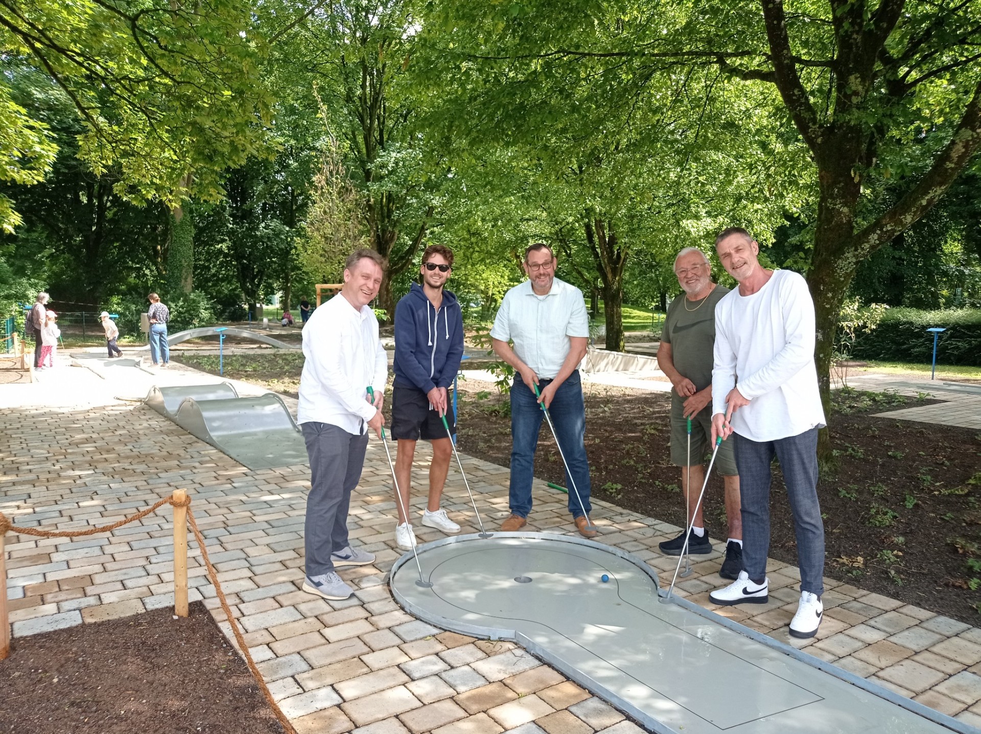 Probespiel auf dem Minigolfplatz.