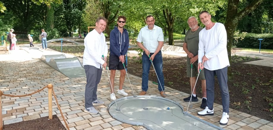 Probespiel auf dem Minigolfplatz.