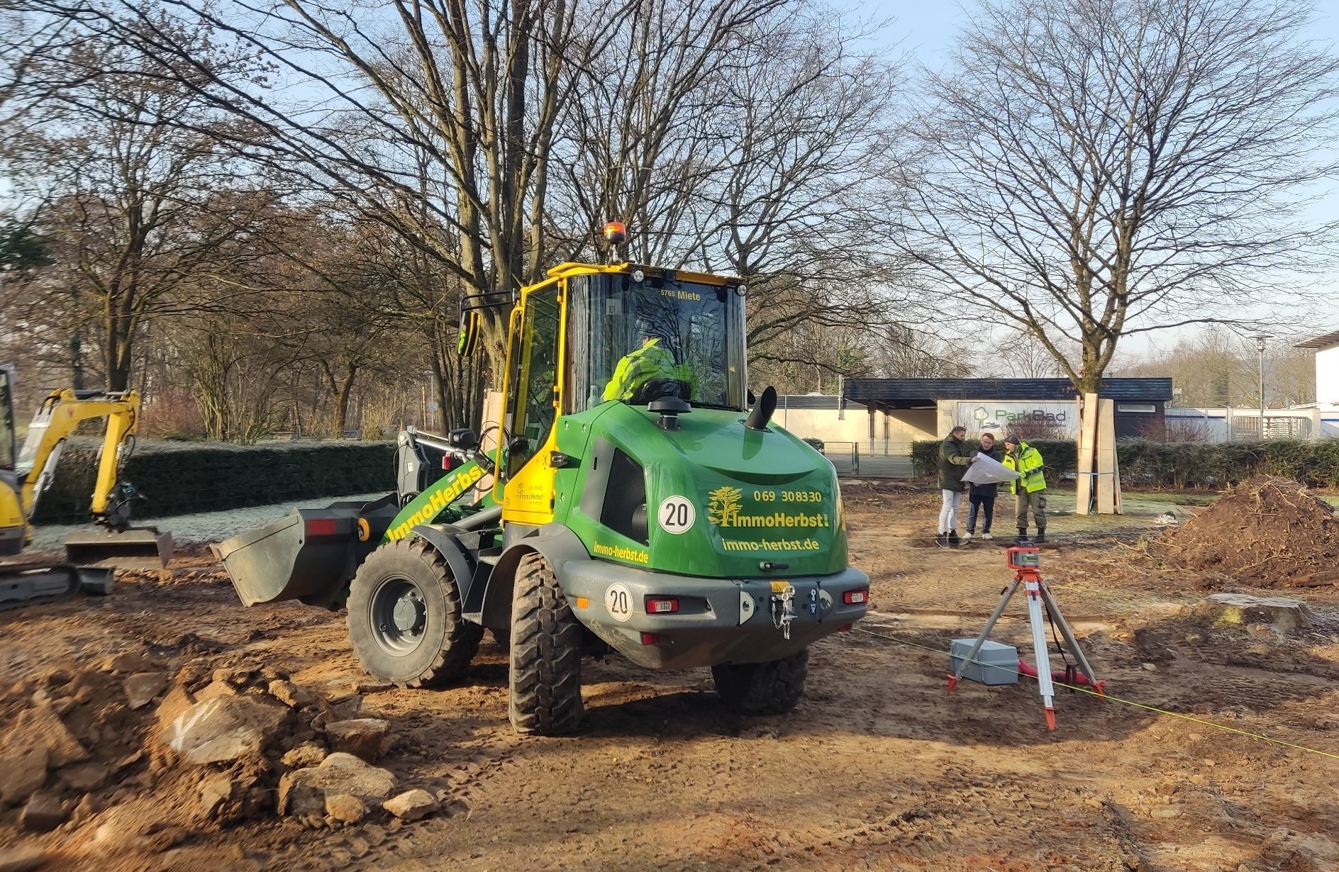 Bagger auf dem alten Minigolfplatz.