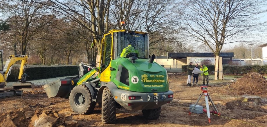 Bagger auf dem alten Minigolfplatz.