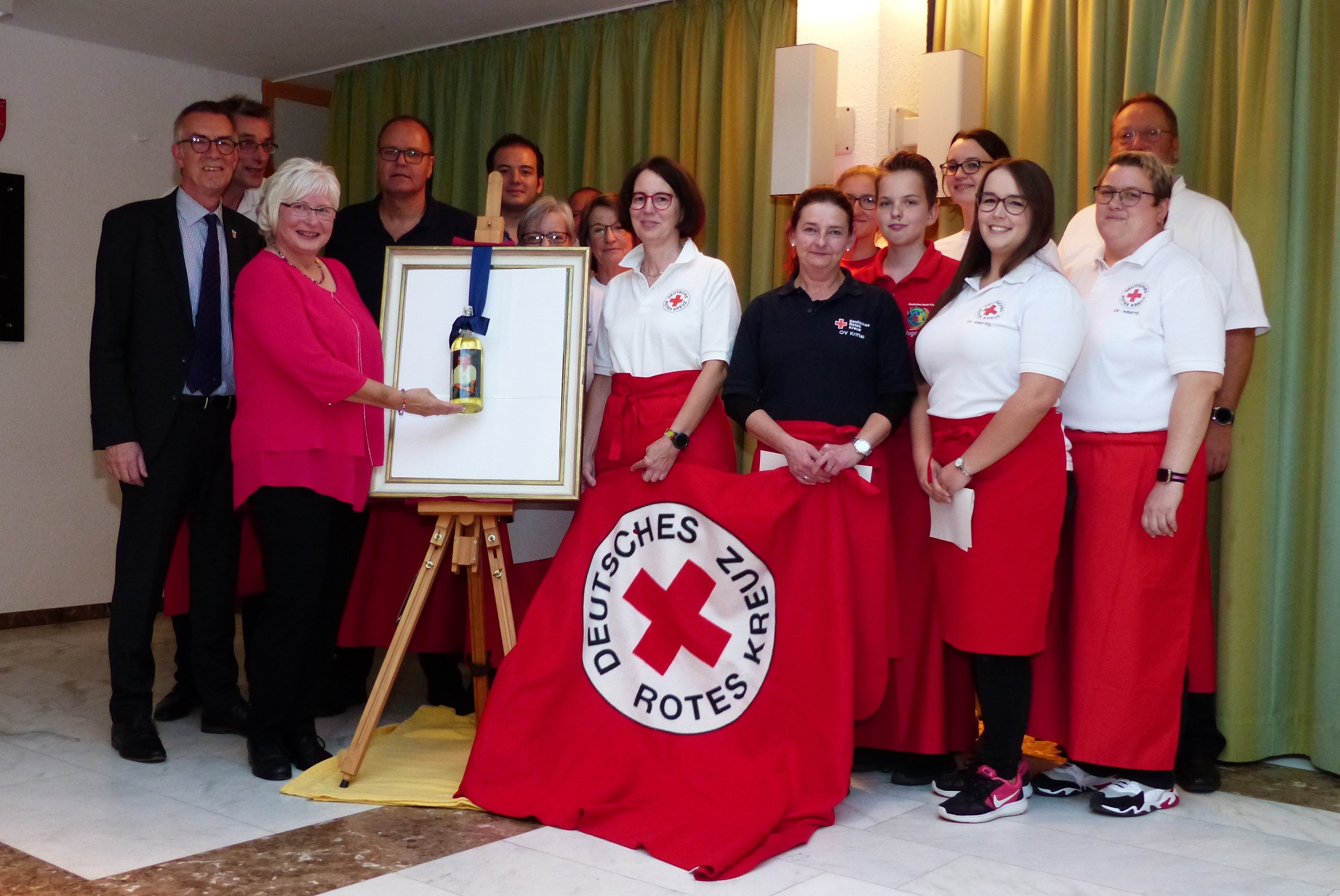 Die Jubilarin im Kreise der Gratulanten vom DRK.