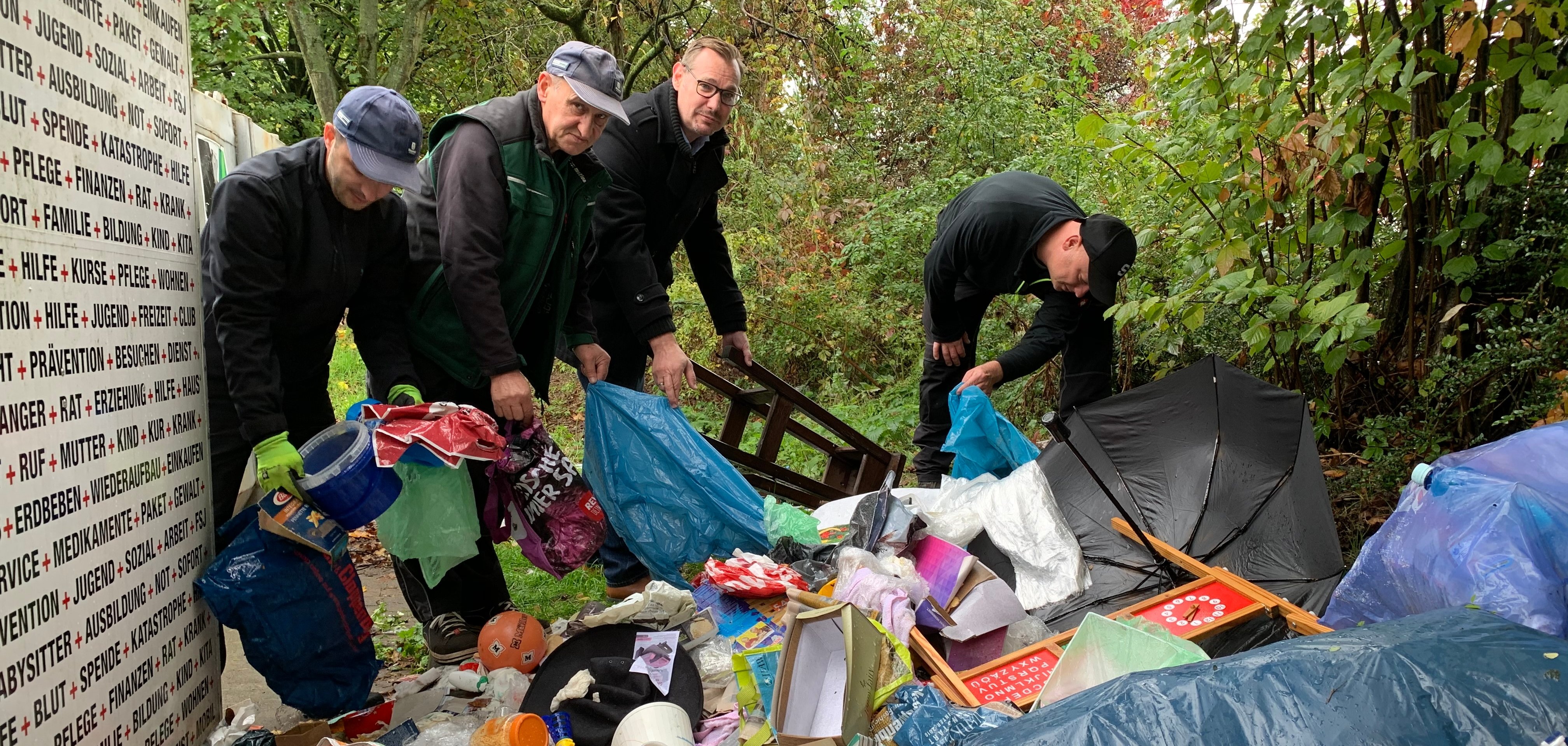 Der Bürgermeister und das Bauhof-Team inmitten von Müll.