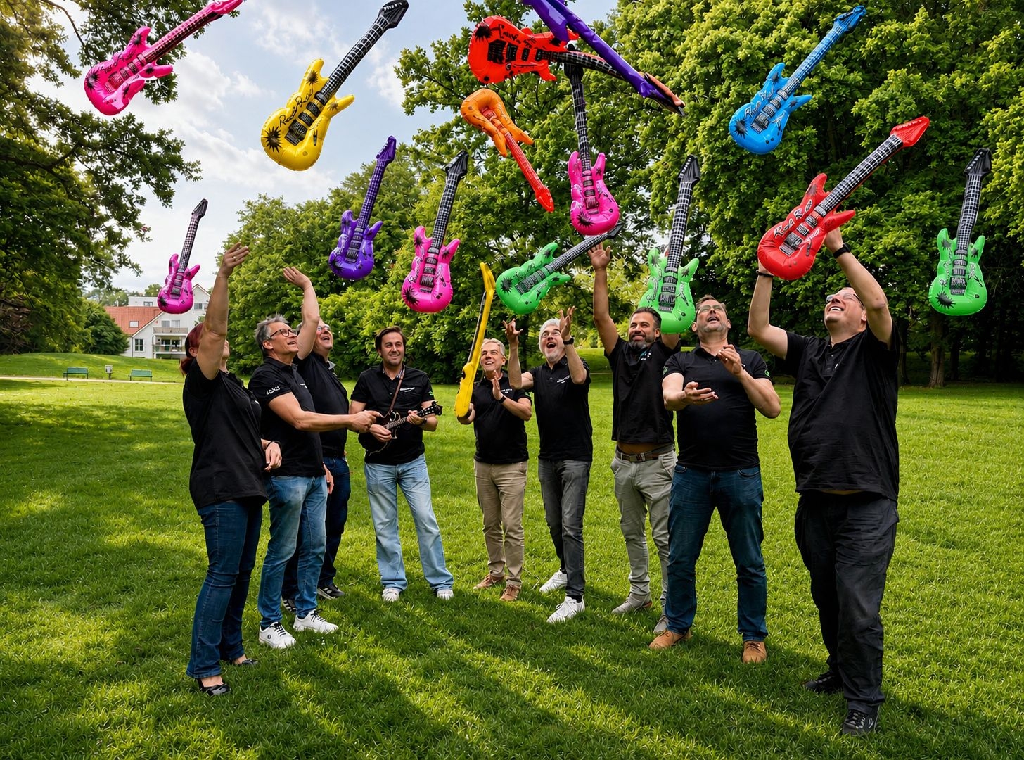 Das Orgateam wirft Luftgitarren in die Luft.