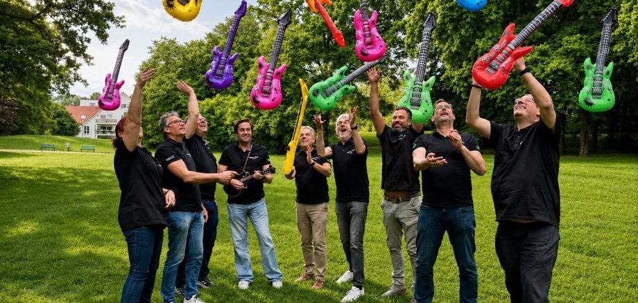 Das Orgateam wirft Luftgitarren in die Luft.