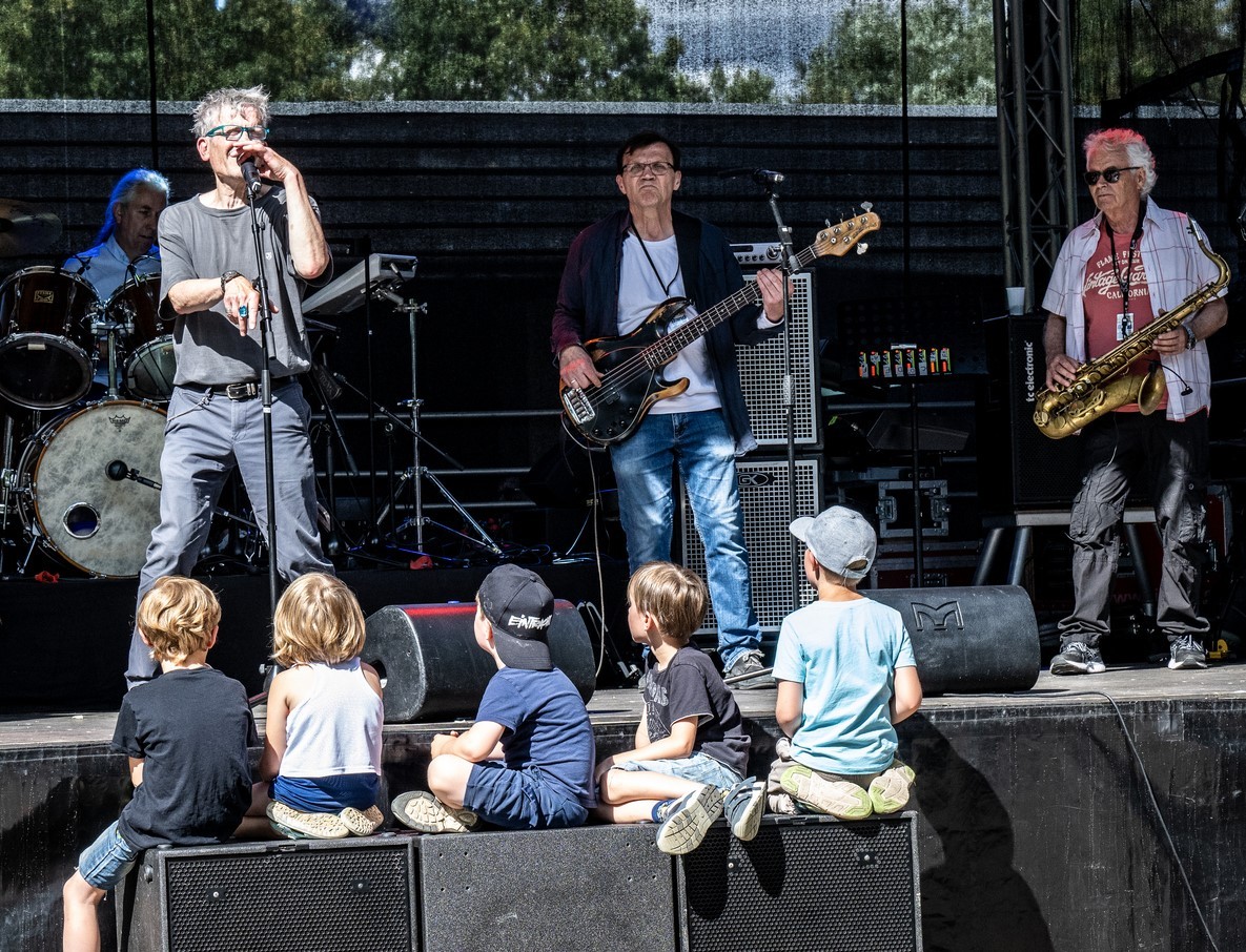Kinder hören der Frankfurt City Blues Band zu.