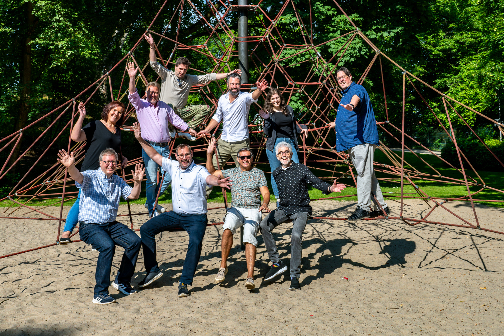 Orgateam auf Spielgerät.