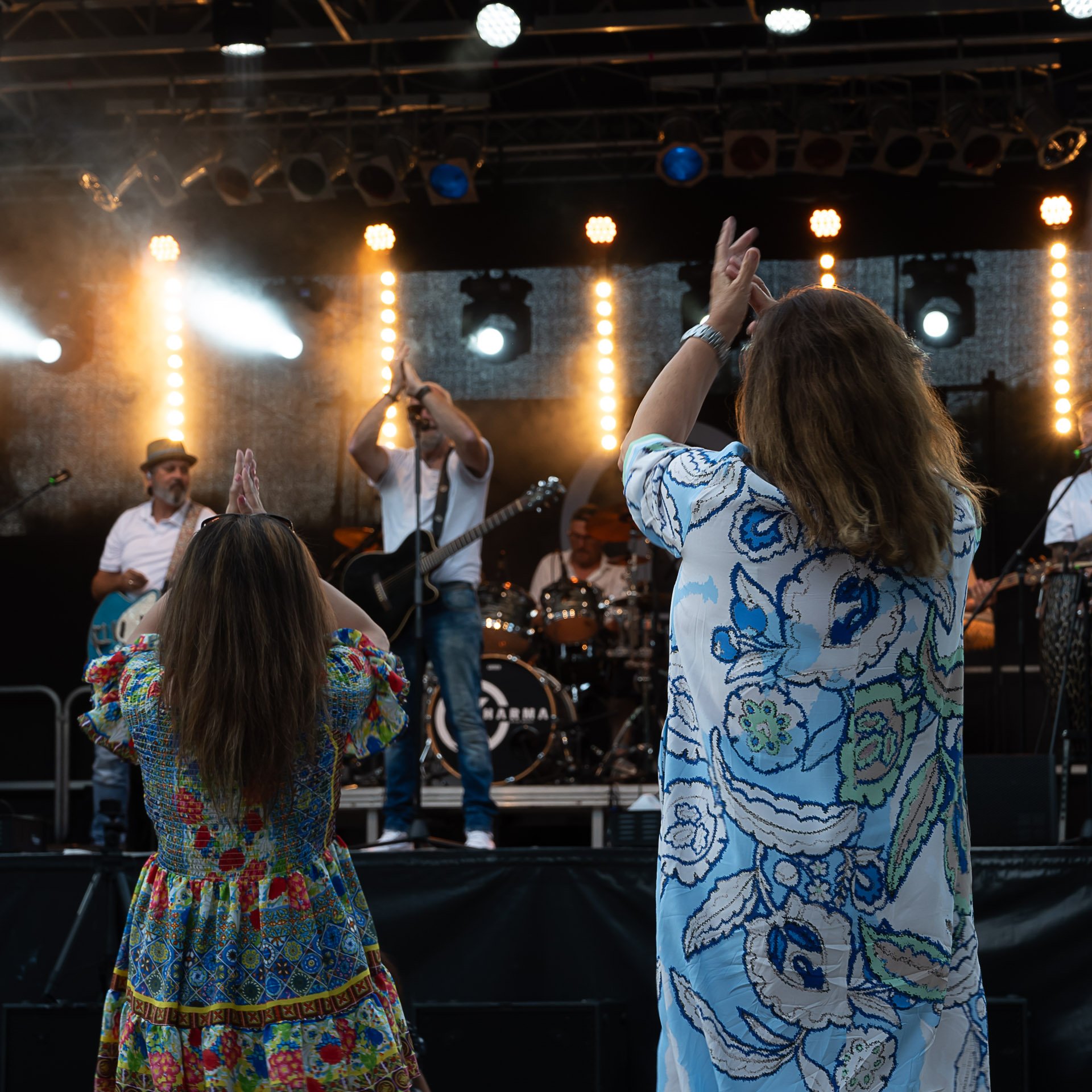 Tanzende vor der Bühne.