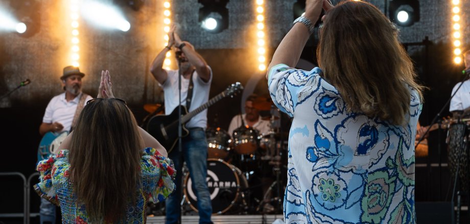 Tanzende vor der Bühne.