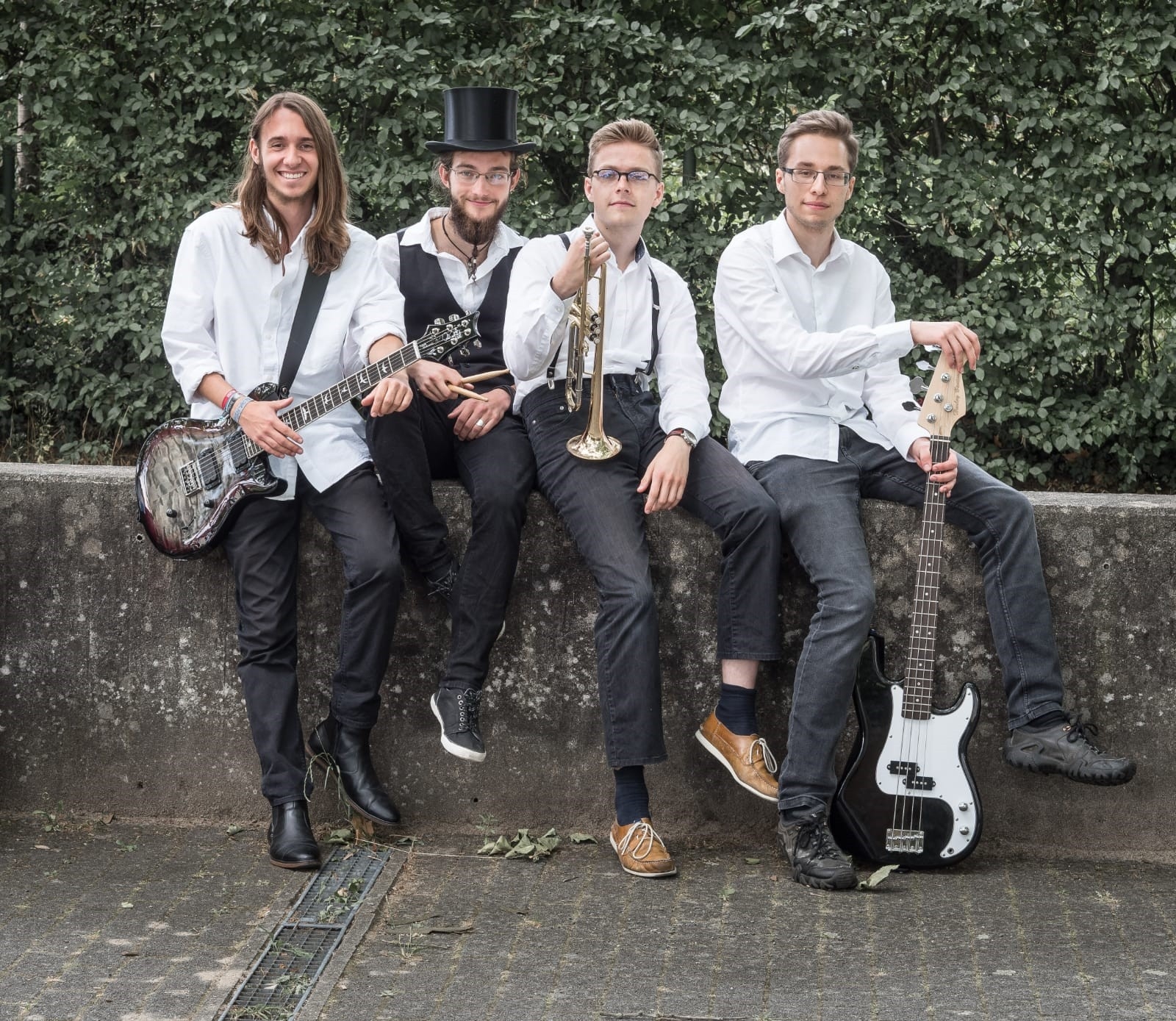 Die Band DieCombo mit Intrumenten auf einer Mauer.