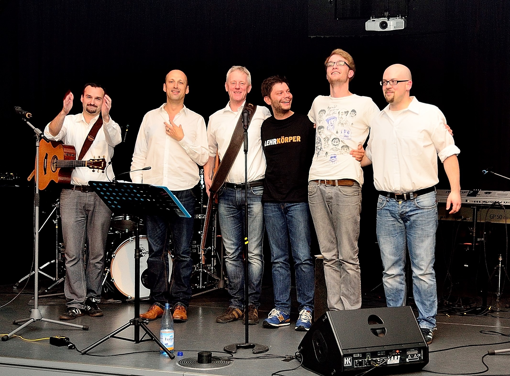 Die Bandmitglieder von Extrablatt auf der Bühne.