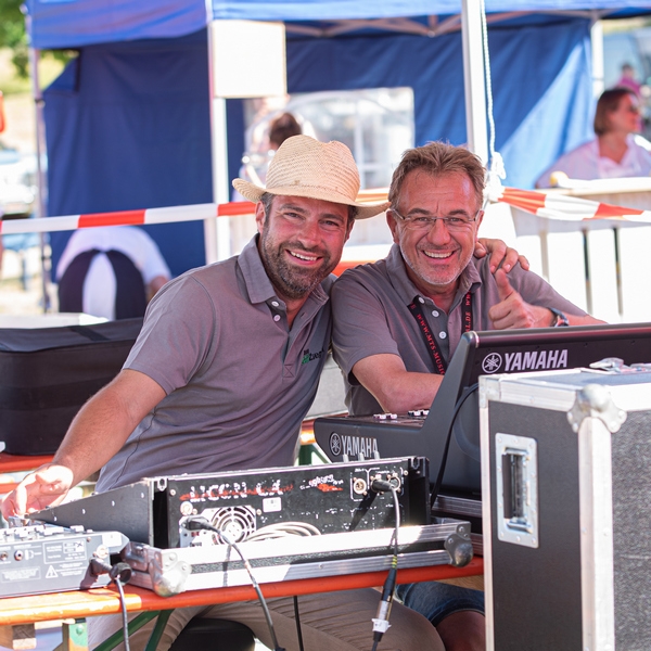 Beste Stimmung auch beim Orgataem. Hier Heyel und Engler am Tonregler.