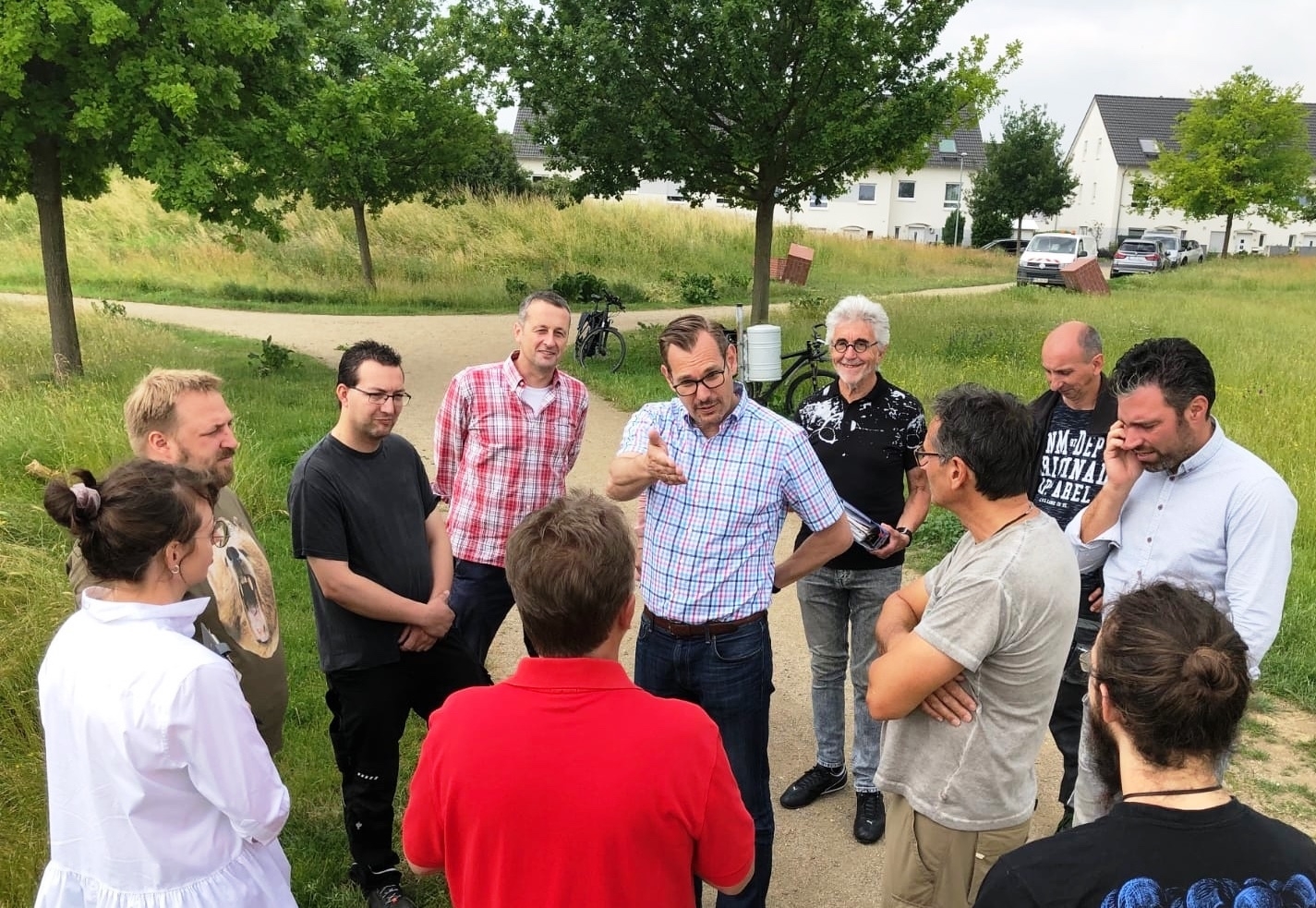 Das Organisationsteam vor Ort im Ziegeleipark im Gespräch.