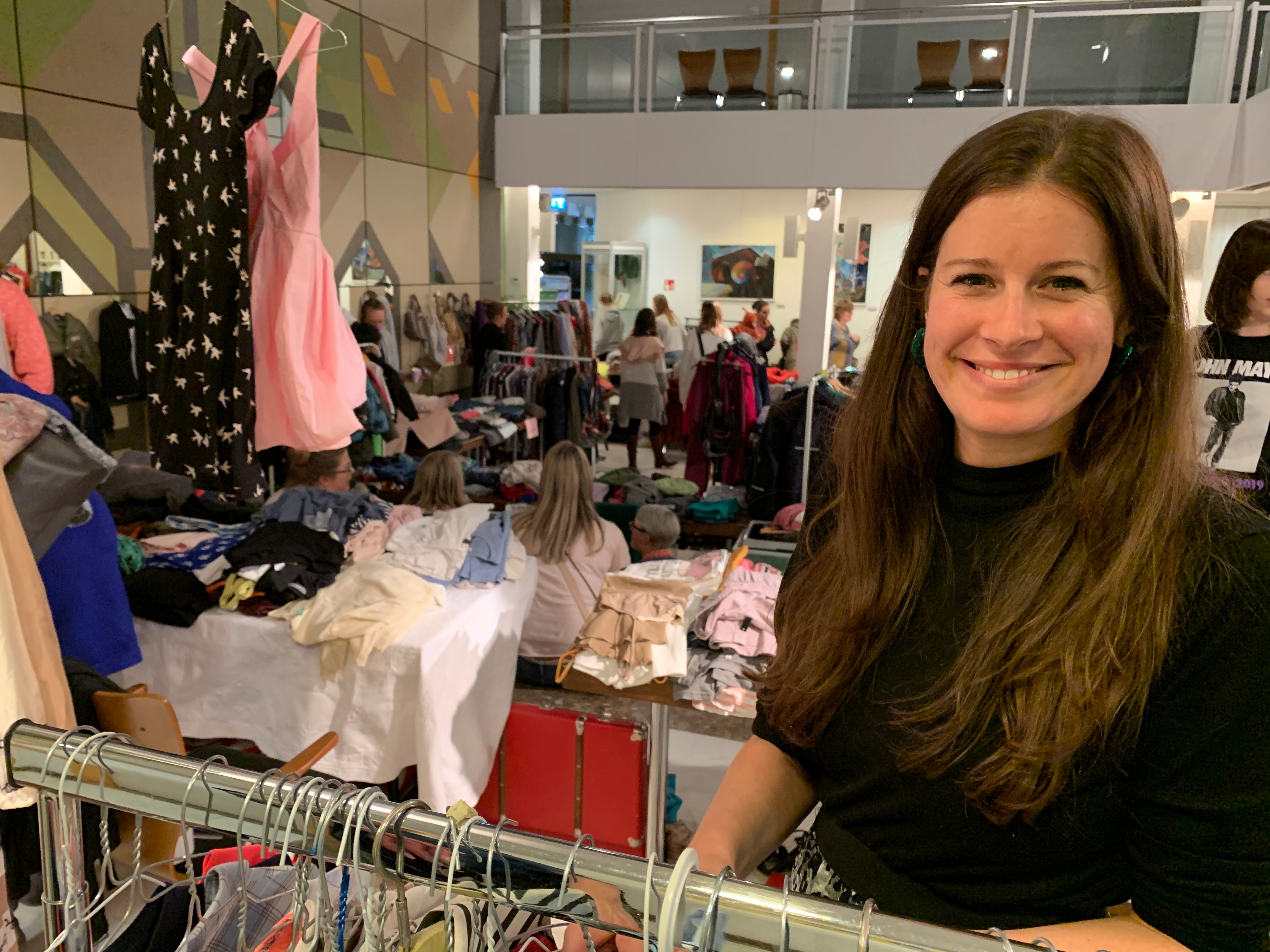 Organisatorin Sandra Winzer vor vielen Ständen im Rathaus-Foyer.