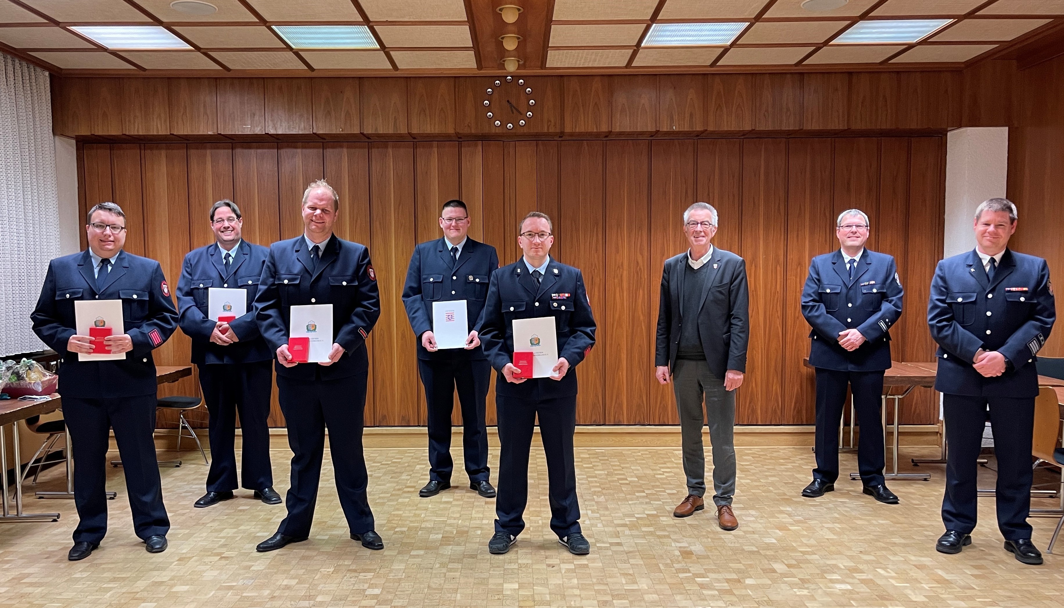 Die Geehrten mit Urkunden und Ehrennadeln im Rathaus.