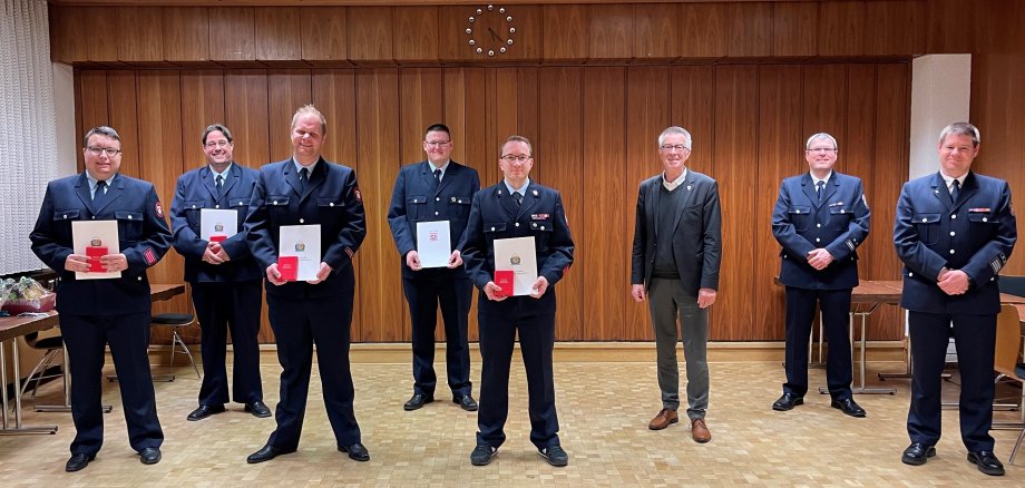 Die Geehrten mit Urkunden und Ehrennadeln im Rathaus.