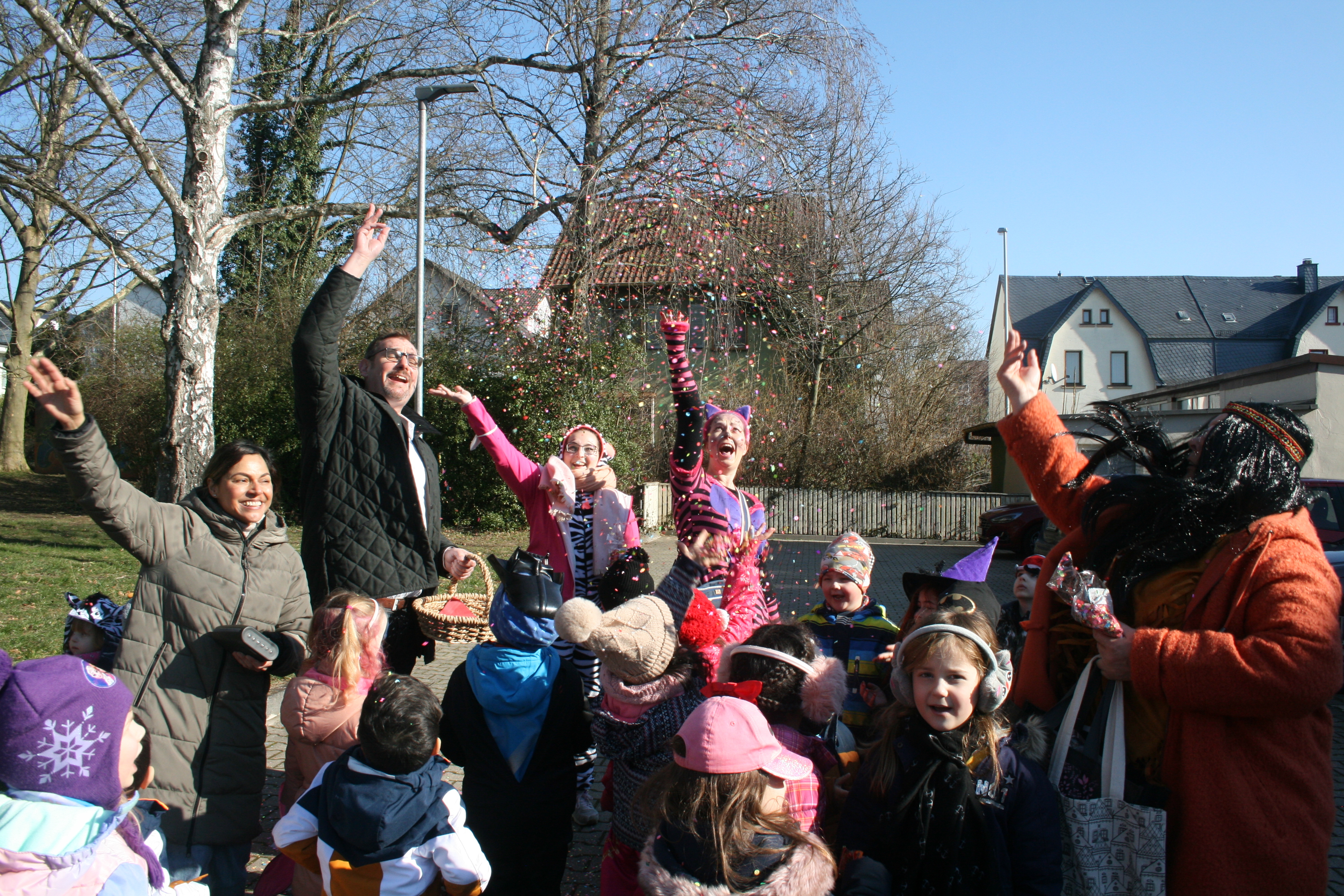 Bürgermeister Seitz, Erzieherinnen und Kinder im Konfetti-Regen.