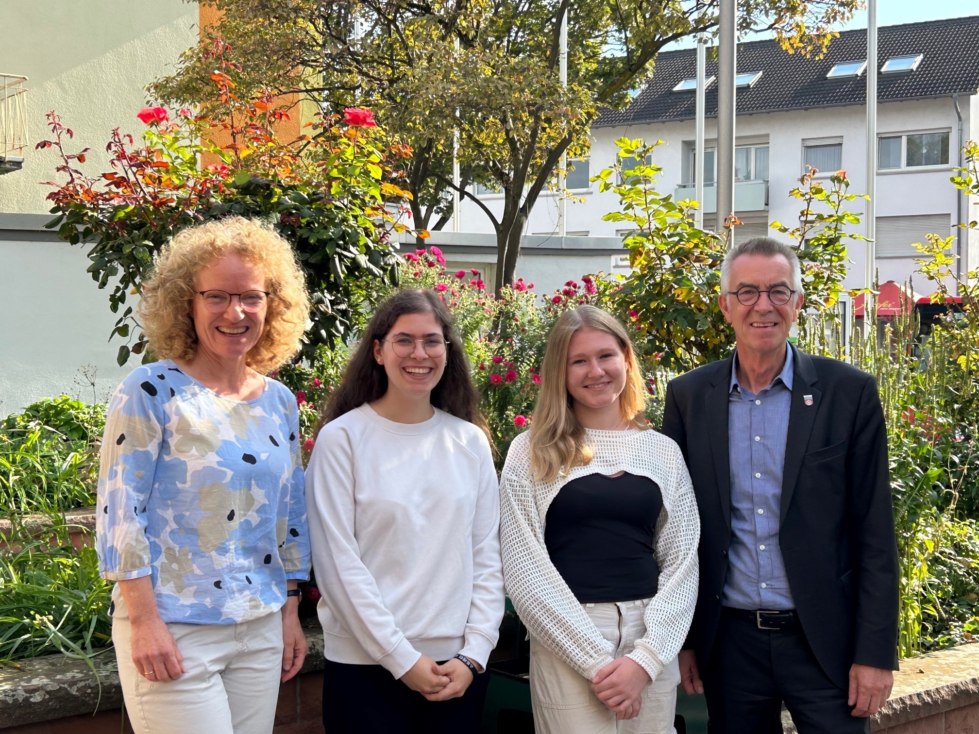 JIrasek, Kuchenbrod und die Azubis vor dem Rathaus.