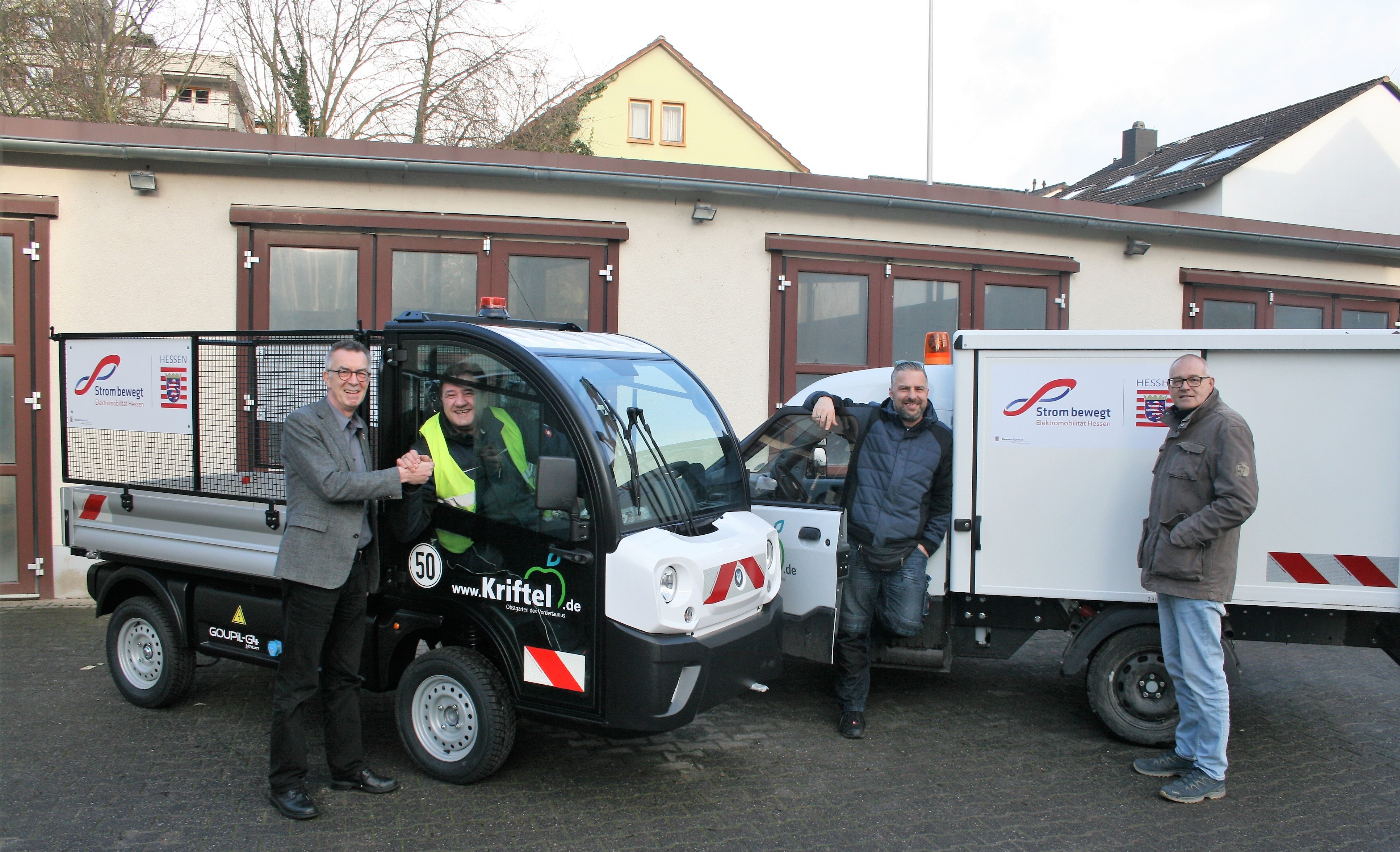 Die zwei neuen E-Autos im Betriebshof mit FAhrern, dem Ersten Beigeordneten Franz Jirasek und Betriebsleiter Michael Walter.