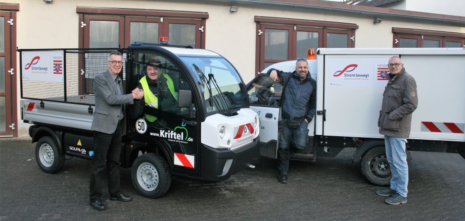 Die zwei neuen E-Autos im Betriebshof mit FAhrern, dem Ersten Beigeordneten Franz Jirasek und Betriebsleiter Michael Walter.