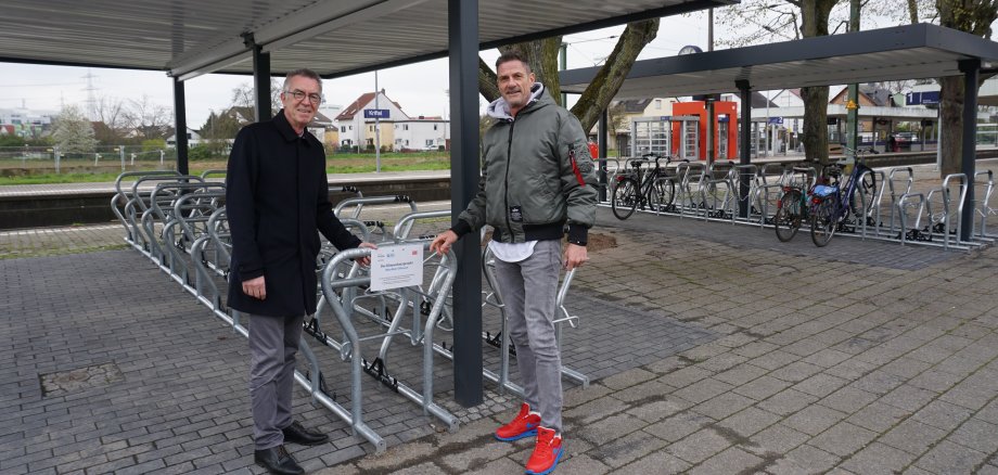 Jirasek und Knittel vor den neuen Bügeln am Bahnhof.